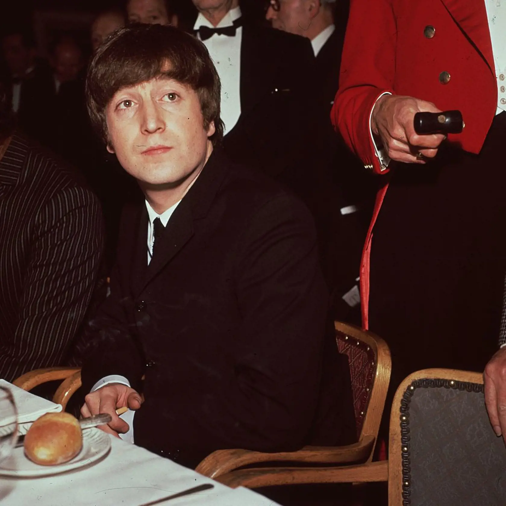 John Lennon (1940-1980) žil od piatich rokov do puberty v rodine matkinej sestry Mimi v Liverpoole. Jeho otec bol námorník a opustil rodinu, matka sa o syna nebola schopná postarať, tak ho zverila sestre a odišla s iným mužom.
