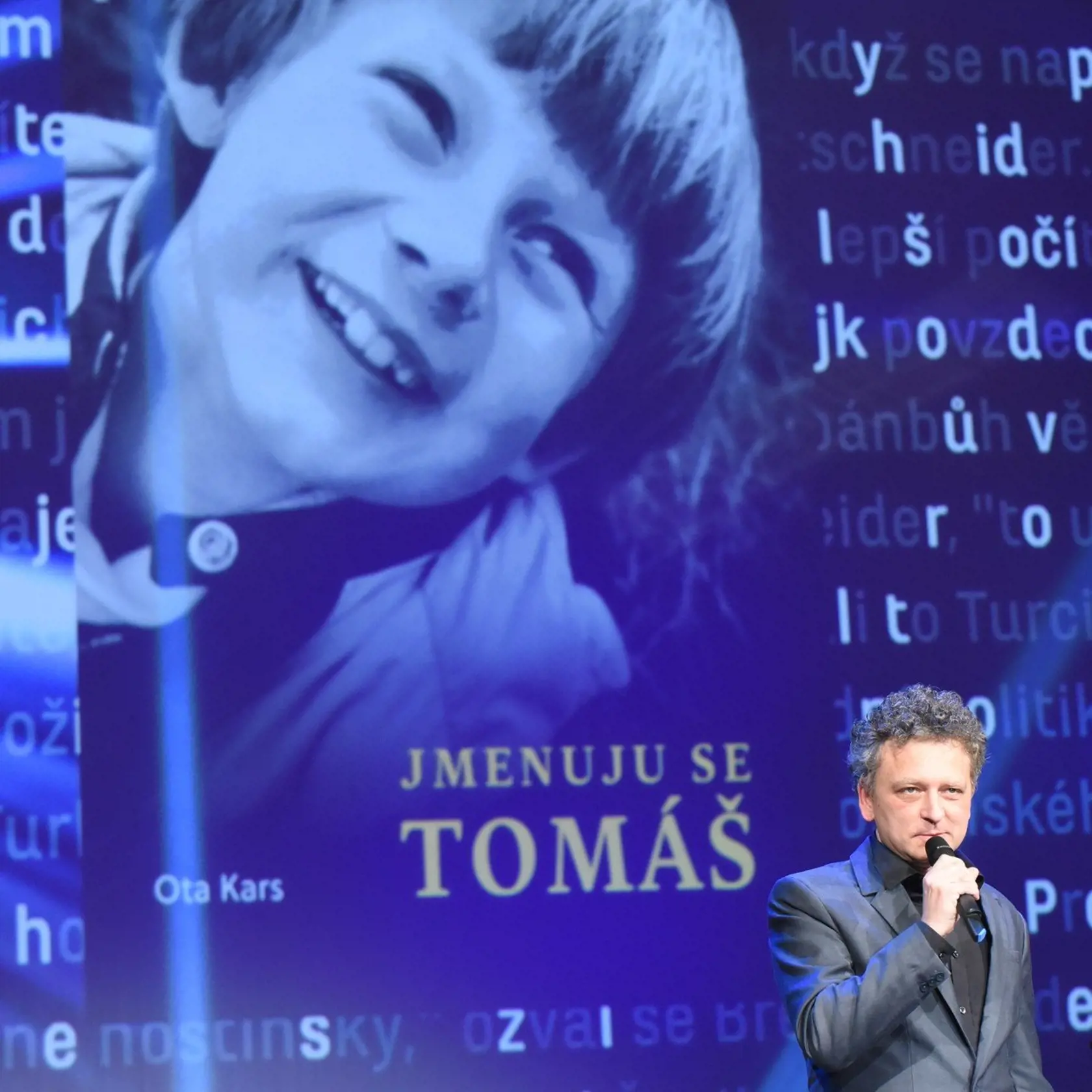 Jej prvá veľká láska, herec Tomáš Holý, ktorý ju vraj deptal tým, že spieva falošne.

