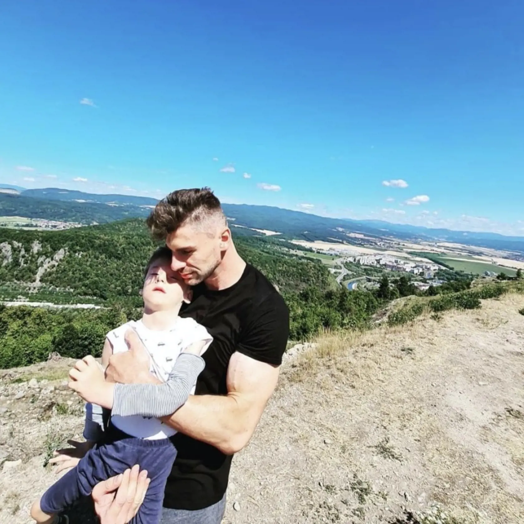 S Jerguškom: Hokejista pre syna vydražil aj olympijský dres.