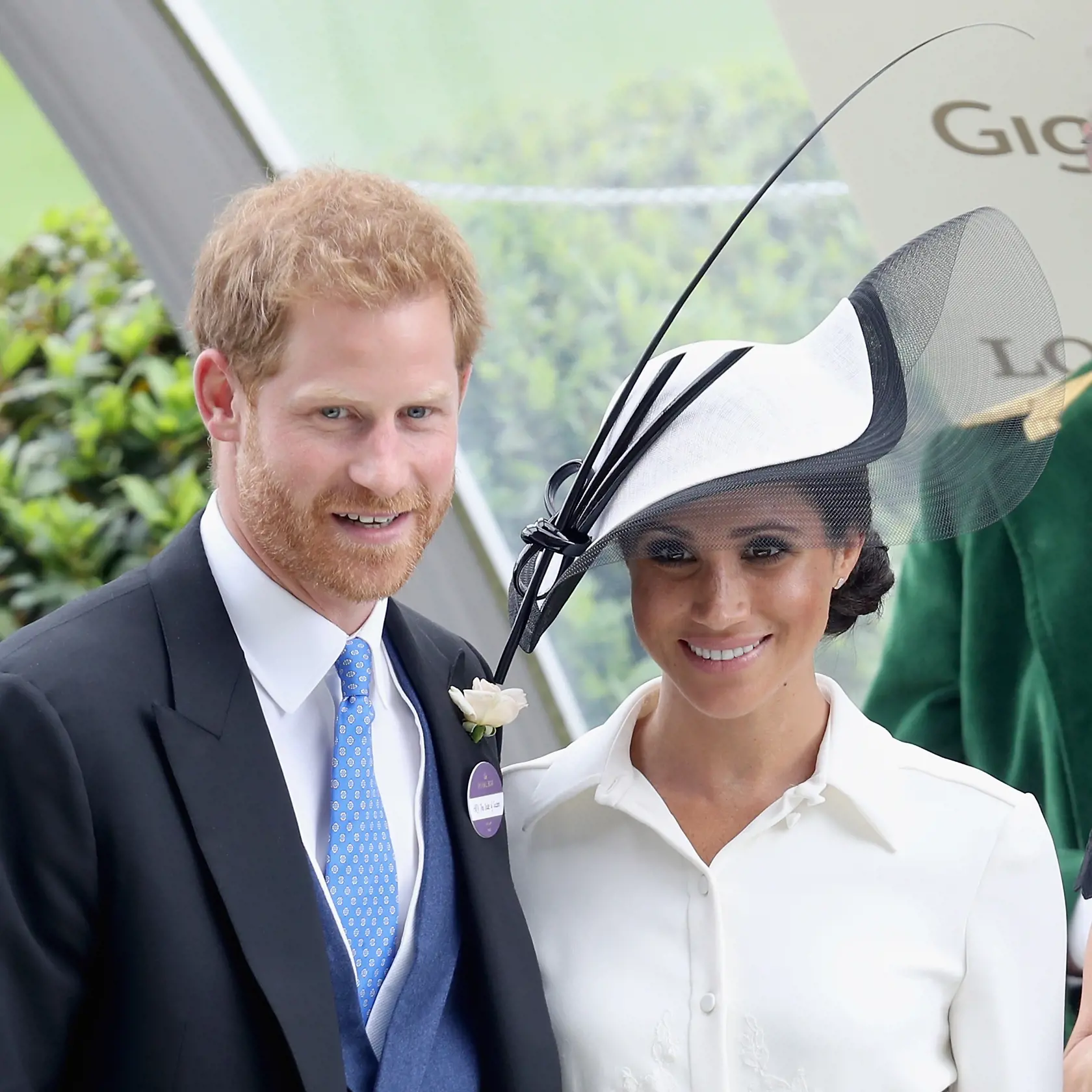 Definitívne jasné už aj to, že Meghan a Harry sa nestali krstnými rodičmi, hoci ich fanúšikovia si to želali. Pravdepodobným dôvodom je aj to, že Meghan nemá modrú krv. 