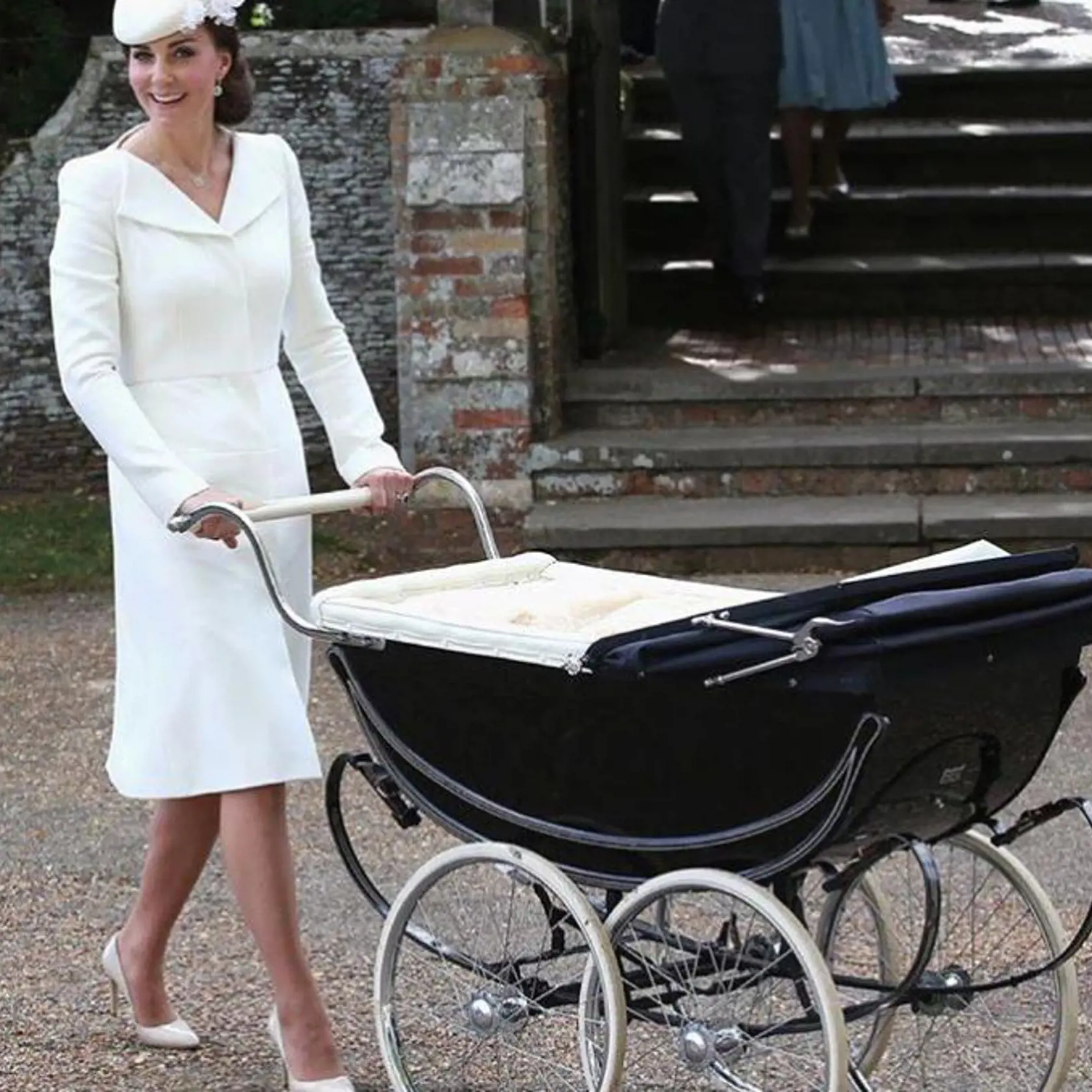 Kate kočíkuje na tejto fotke Charlotte, ale aj najmenší oslávenec, princ Louis, sa viezol v rovnakom kočíku, rovnako ako jeho brat Georg, či dokonca ešte aj ich starý otec - princ Charles. 