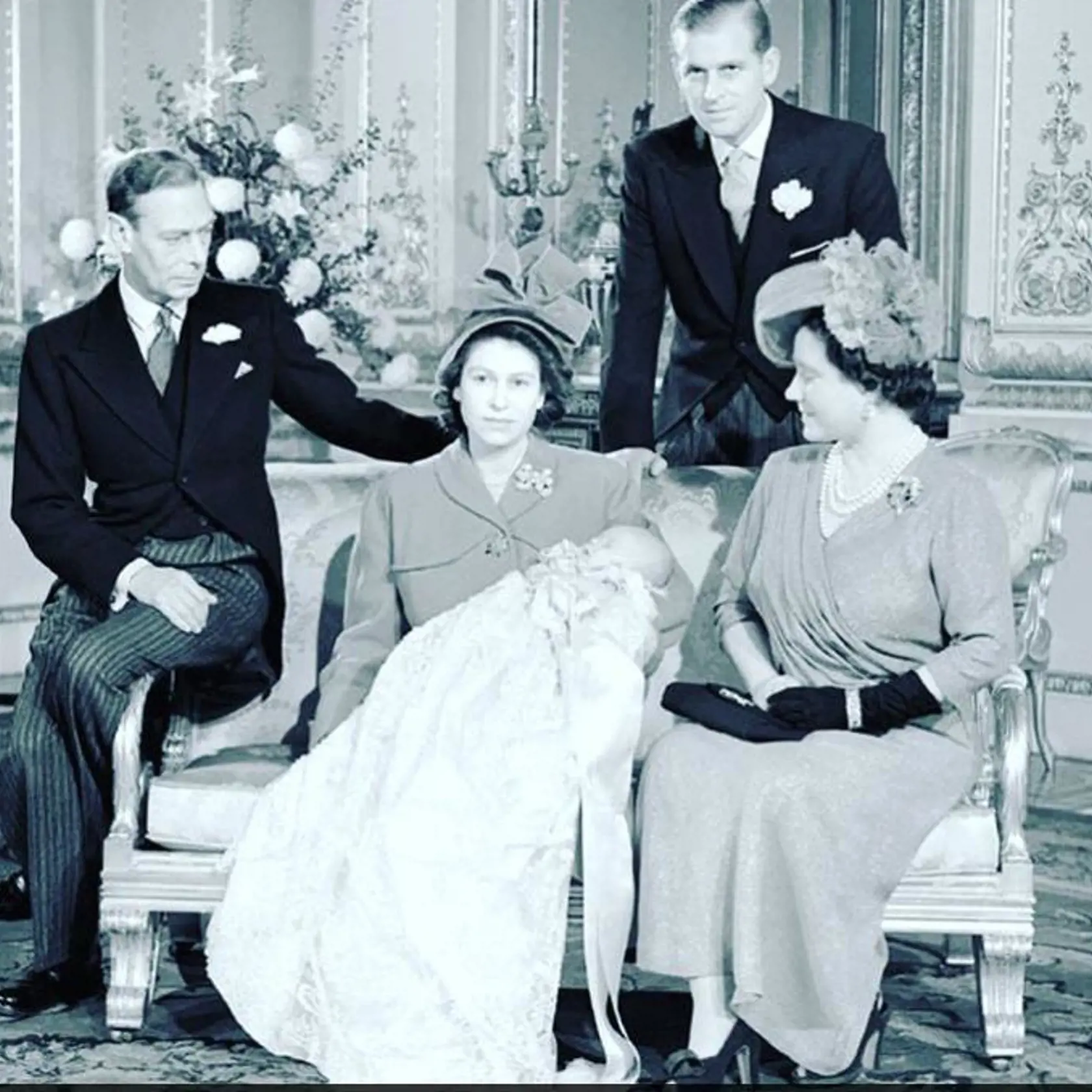 Krst Princa Charlesa v roku 1948. Otec Williama a Harryho je na fotke so svojimi rodičmi, kráľom Georgeom V. a kráľovnou Elizabeth, a tiež so svojou starou matkou Queen Mary.