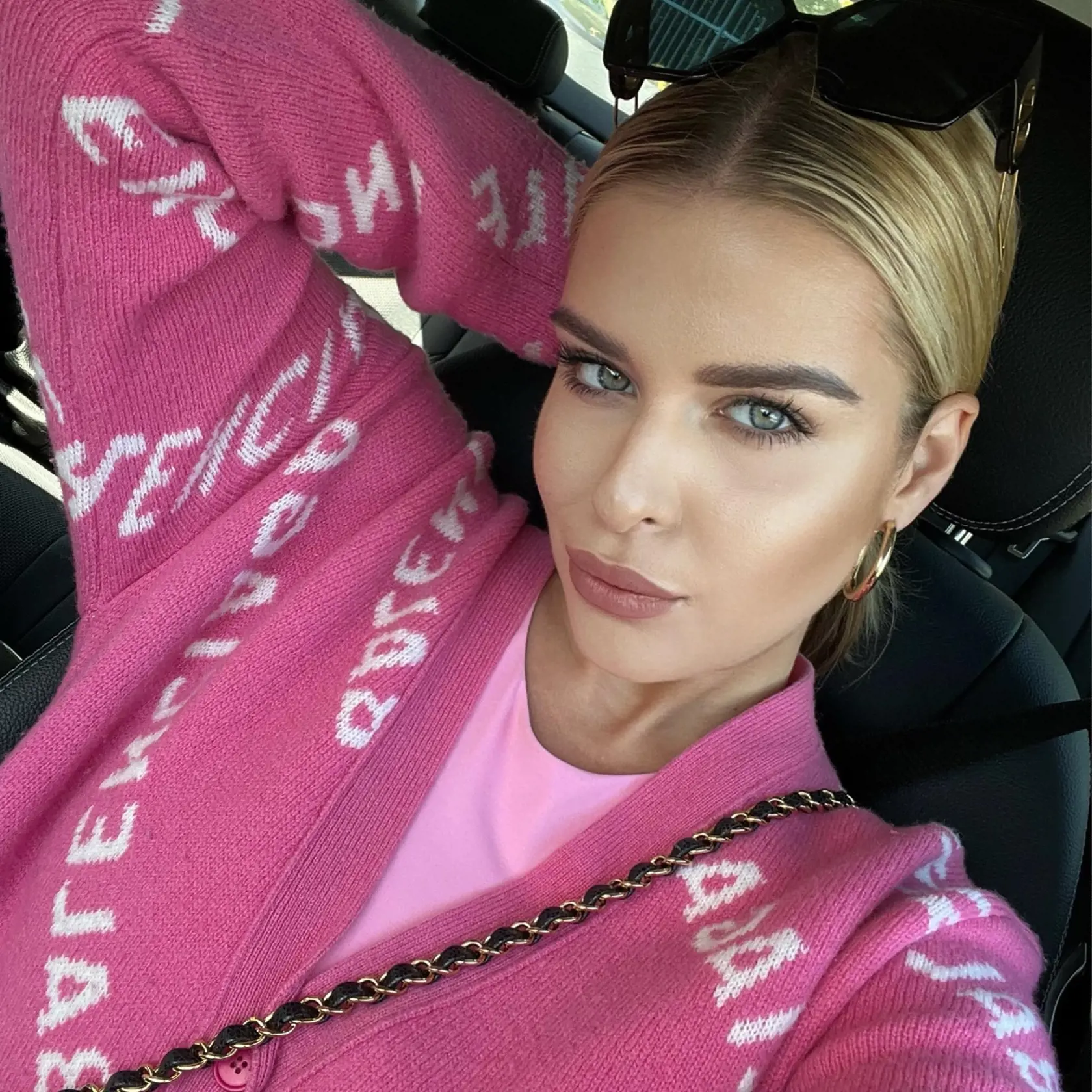 Asistentka poslanca Miroslava Žiaka (SaS) Laura Vargová (22) je veľmi aktívna na sociálnej sieti. Na jej profile nájdeme množstvo fotografií, ktoré potvrdzujú, že miluje luxus, cestovanie, bujaré zábavy a hriešne drahé oblečenie.