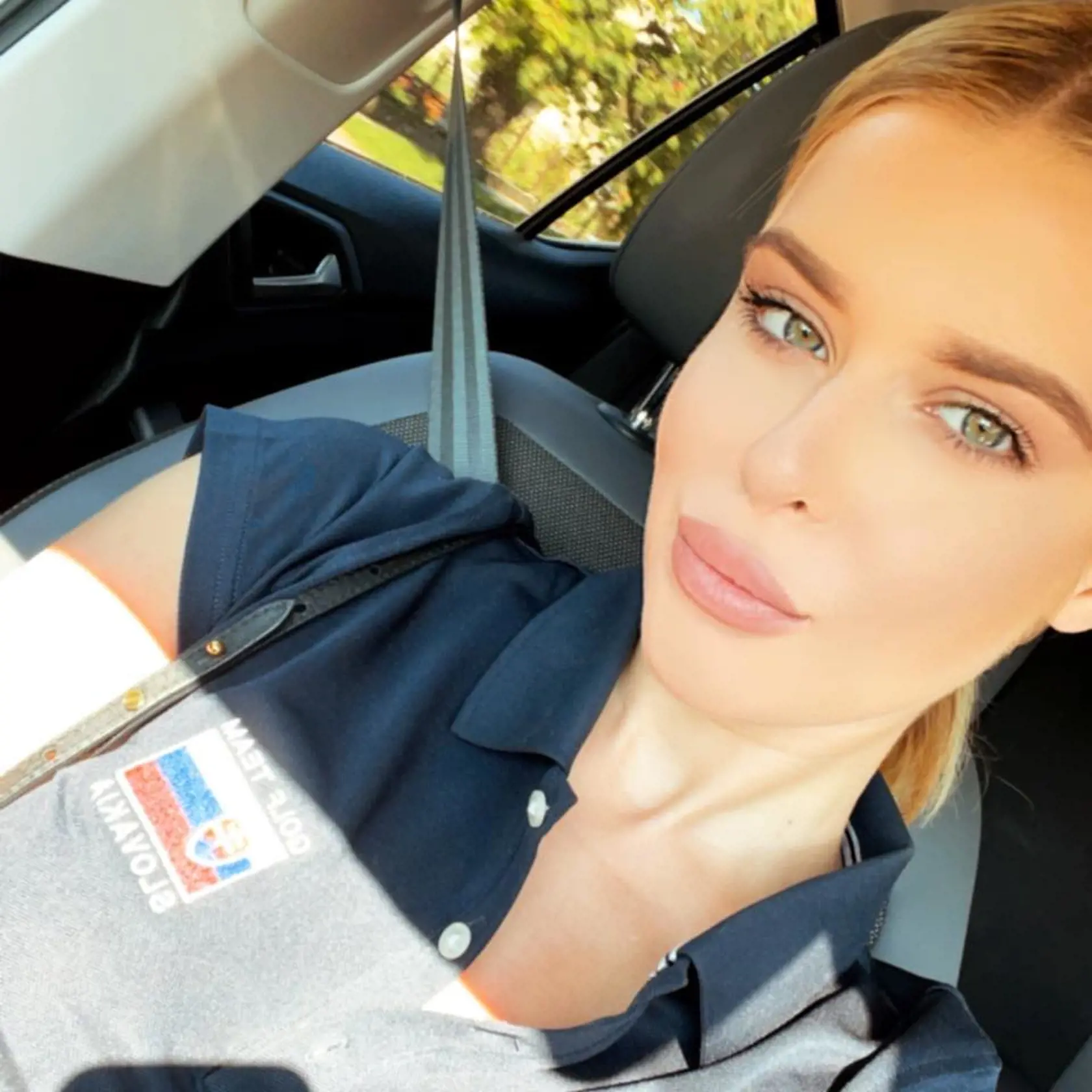 Asistentka poslanca Miroslava Žiaka (SaS) Laura Vargová (22) je veľmi aktívna na sociálnej sieti. Na jej profile nájdeme množstvo fotografií, ktoré potvrdzujú, že miluje luxus, cestovanie, bujaré zábavy a hriešne drahé oblečenie.