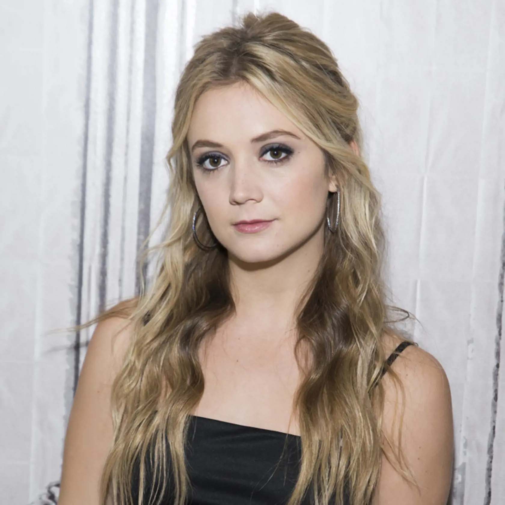 Billie Lourd je dcérou Carrie Fisher. Sama dostala úlohu v pokračovaní Star Wars a tiež v seriáli American horror story.