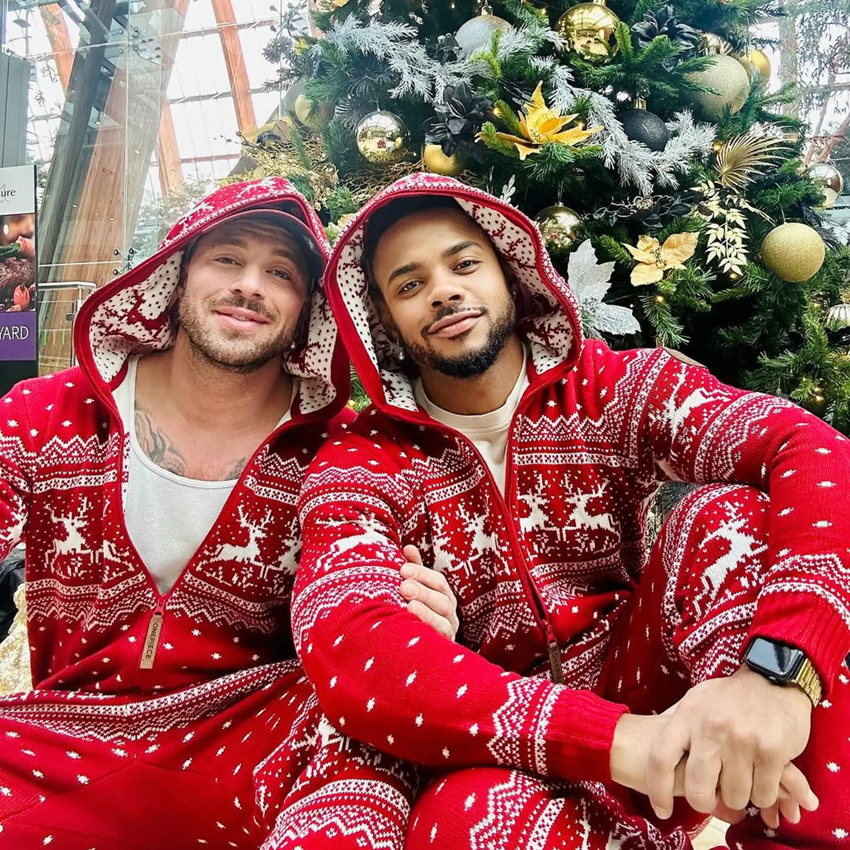 Duncan James z kapely Blue s priateľom. Až keď stretol priateľa Rodriga Reisa, začal sa „naozaj cítiť dobre ohľadom svojej sexuality“.