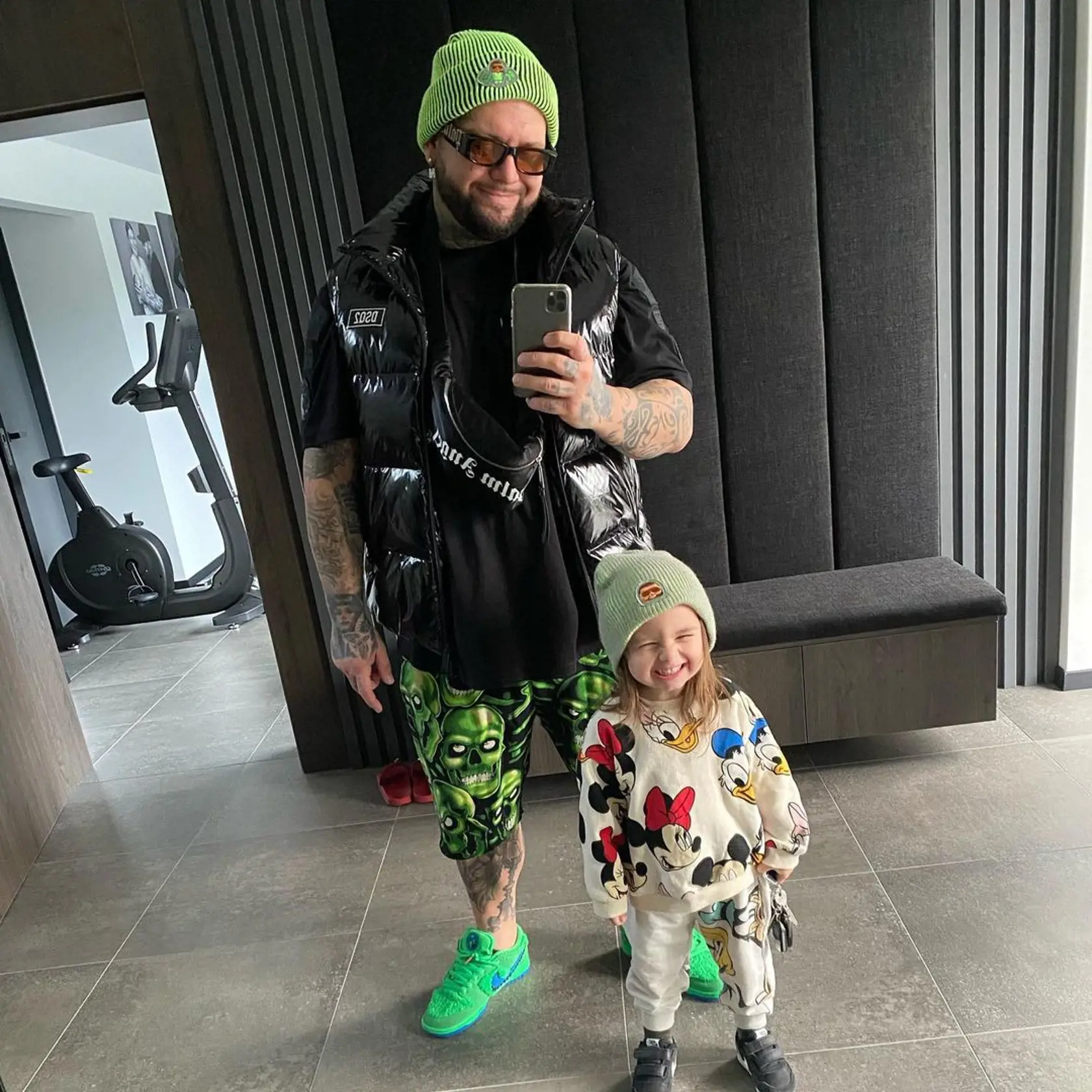 Kali rád fotí s dcérkou spoločné selfie o zrkadlo v predsieni.