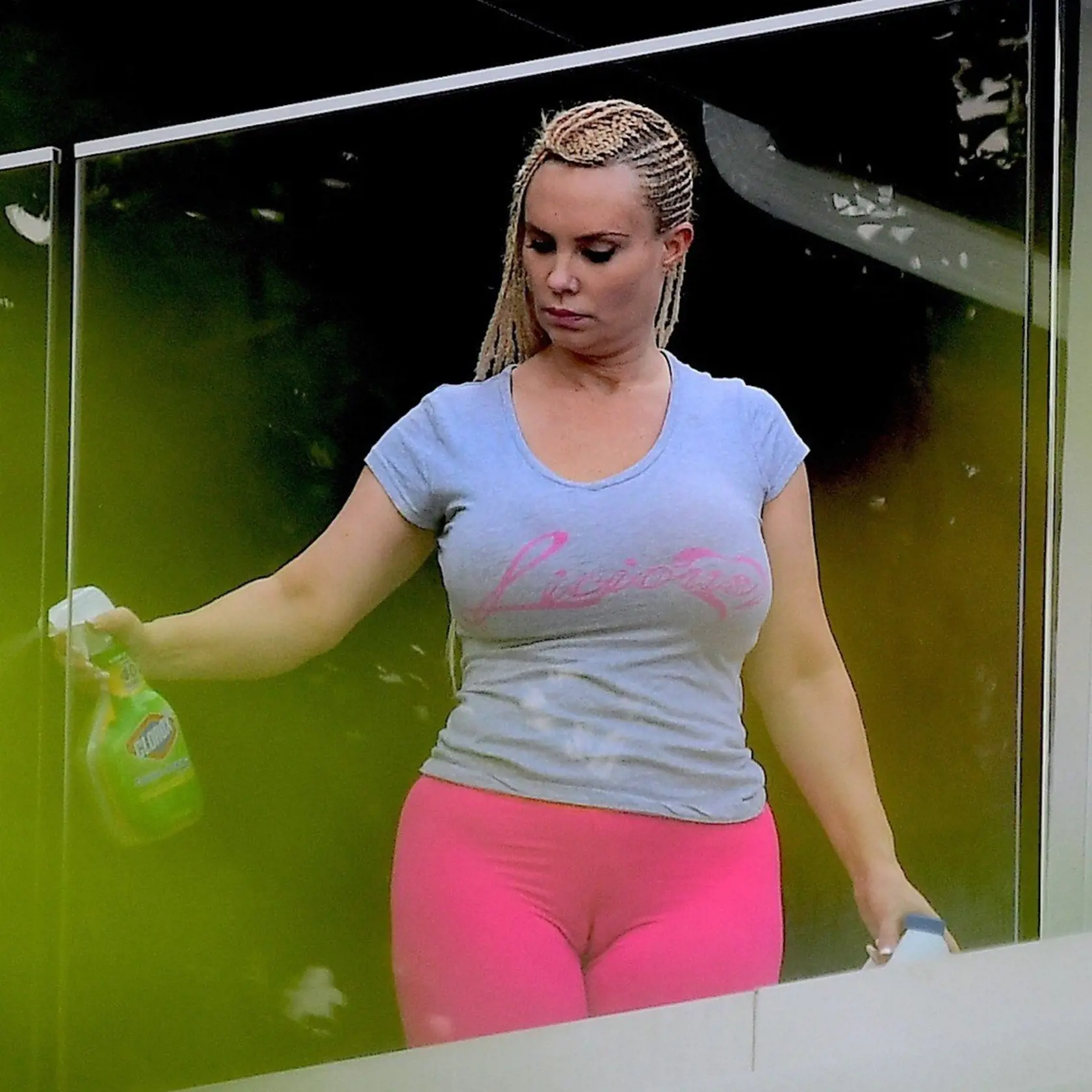 Bývalá fitneska a herečka Coco Austin pri upratovaní.
