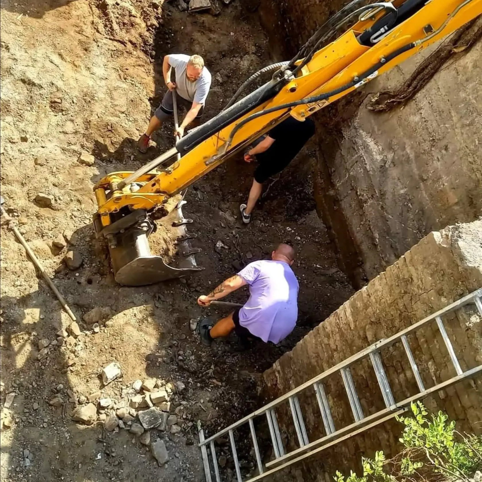 Samotné čistenie spodnej časti ľadovne prebiehalo ručne, aby sa nepoškodili steny, prípadne časti pod zásypom ľadovne. Materiál chlapi nakladali na lyžicu bagra.