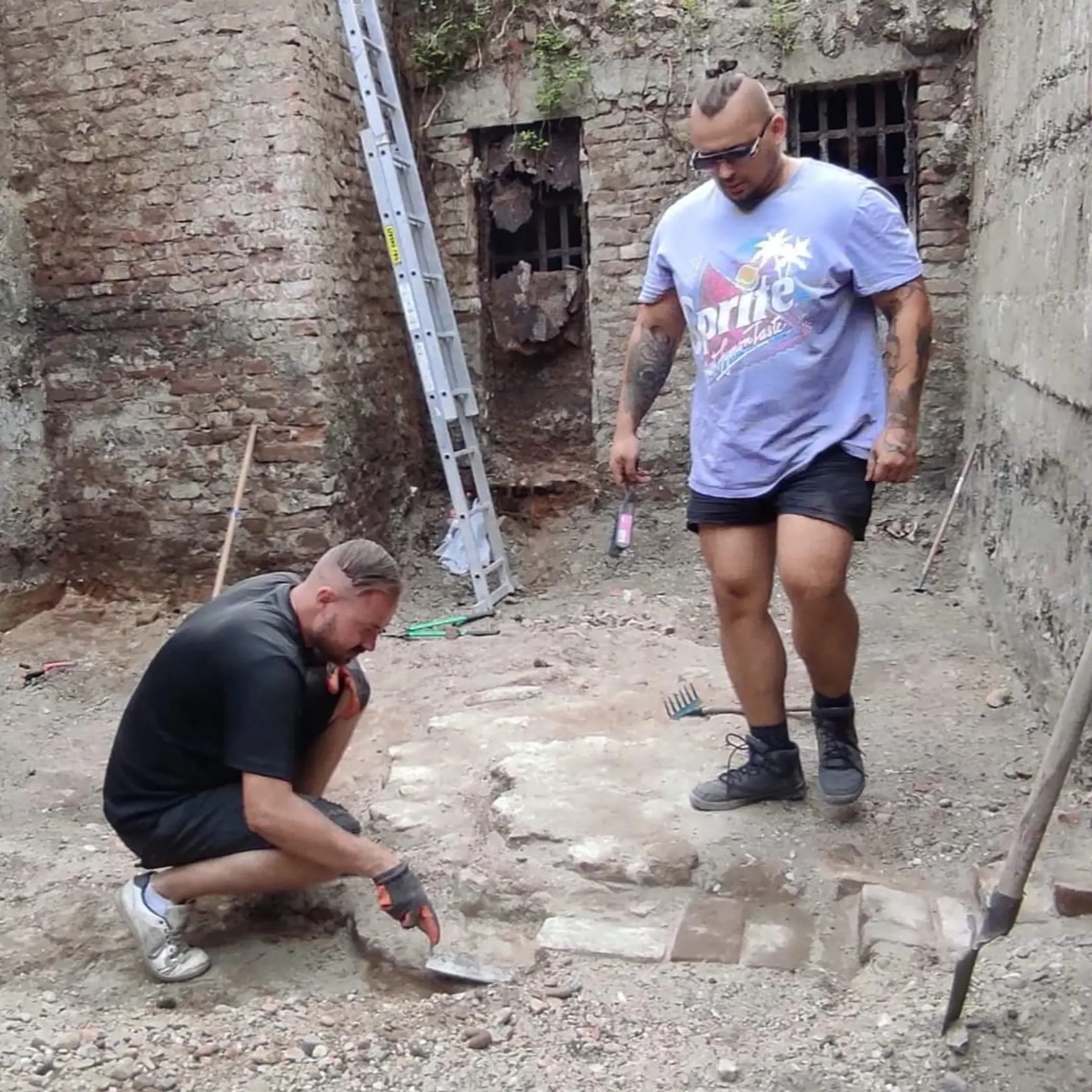 Patrik Eckert (vľavo) a Richard Hričovský nechodili mesiac do práce, pretože s nadšením kopali jamu a odkrývali základ pod ľadovňou.
