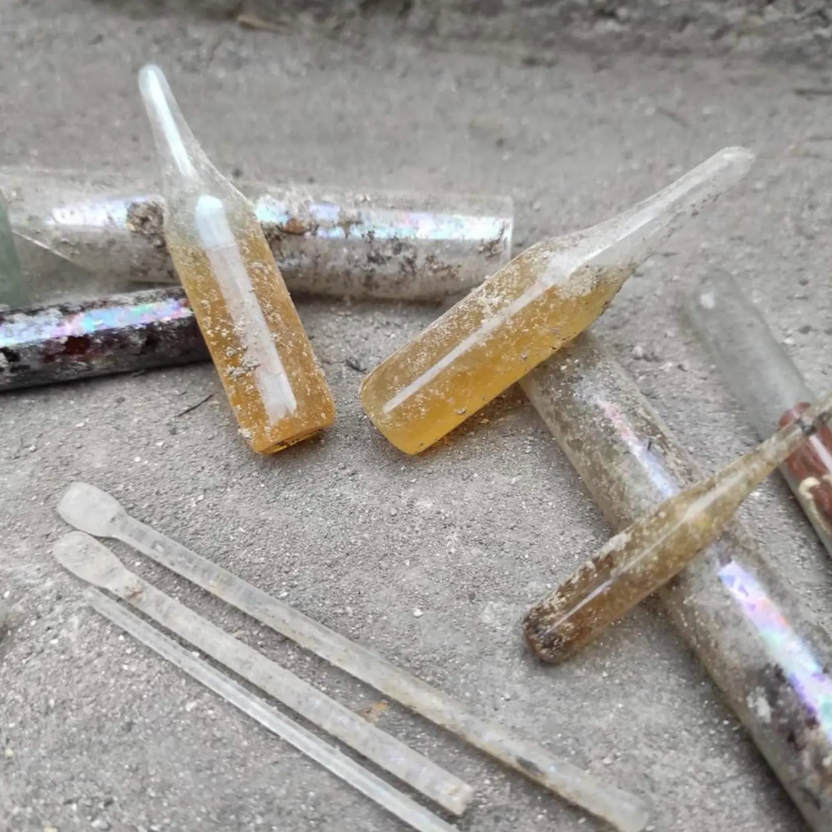 Všetok použitý zdravotnícky materiál, ako obväzy, ale aj amputované končatiny, sa podľa záznamov skladujú v panskej ľadovni, naproti ošetrovni.