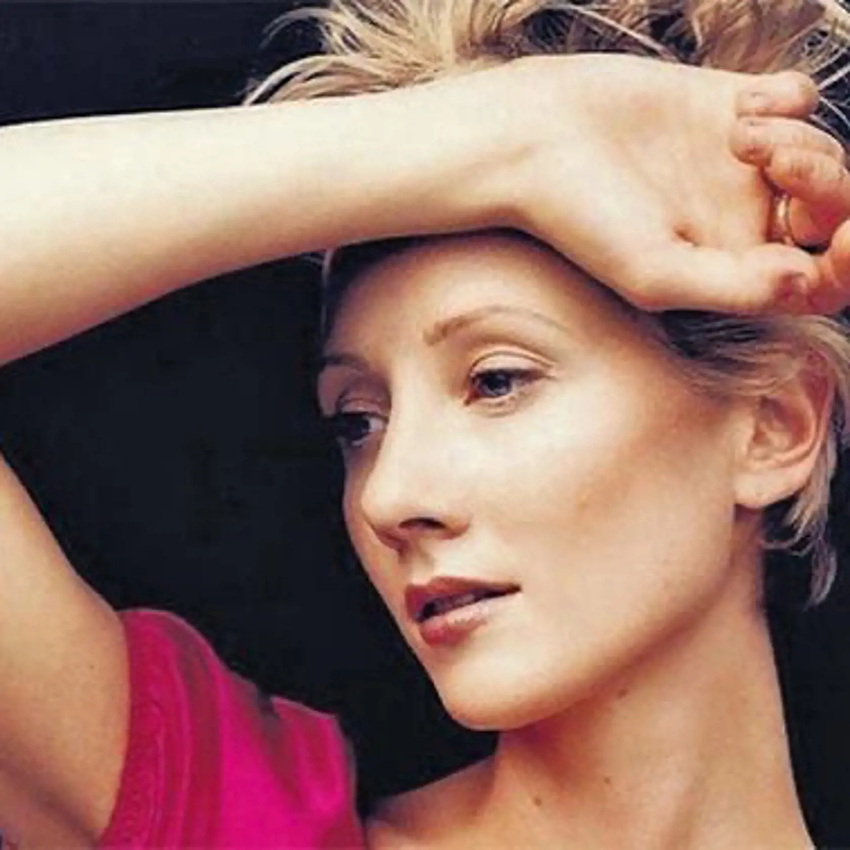 Anne Hecheová, ktorú môžete poznať napríklad z romantického filmu 6 dní, 7 nocí, kde si zahrala aj s Harrisonom Fordom z legendárnej filmovej série Hviezdne vojny.