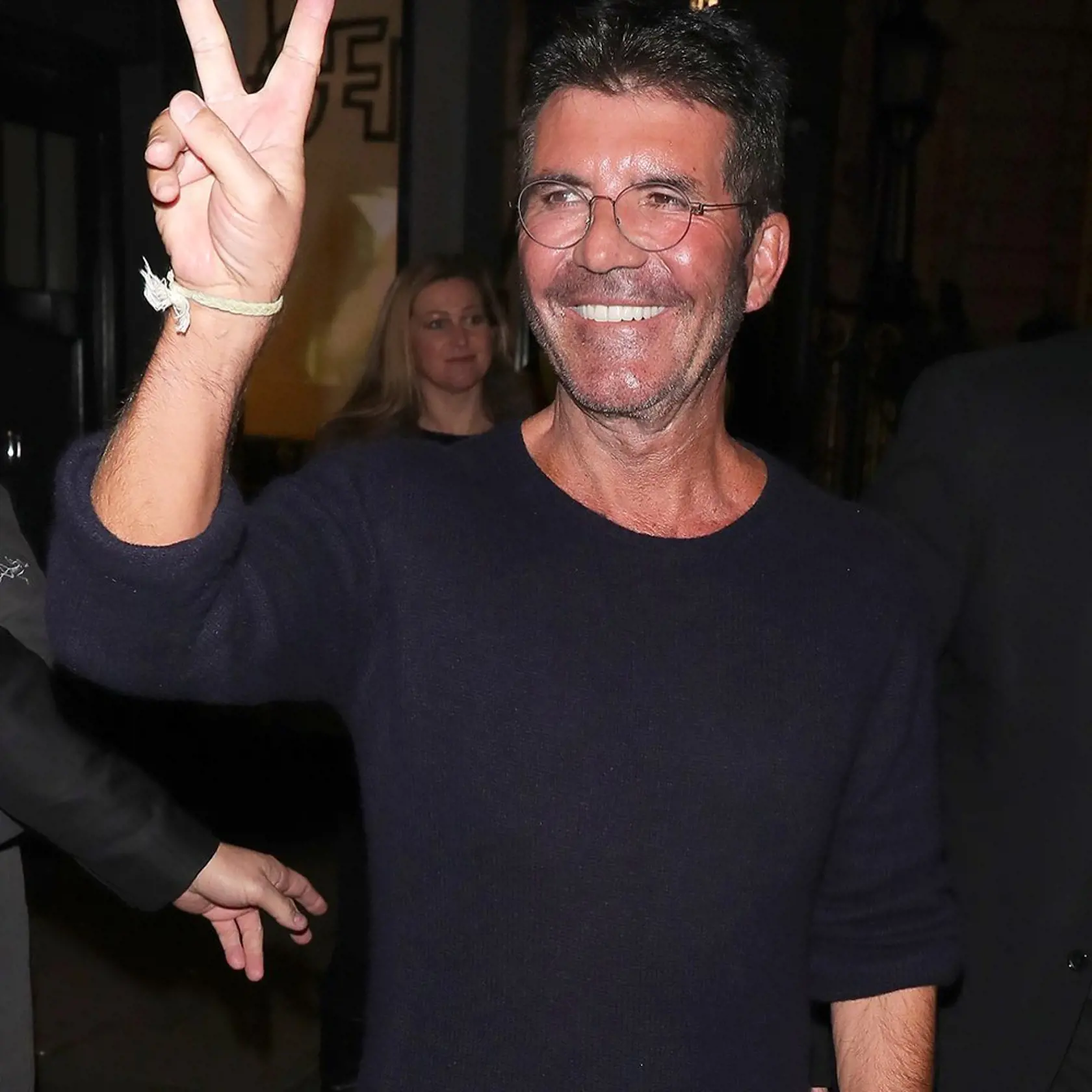 Simon Cowell zasadol do porotcovského kresla súťaže Amerika hľadá talent už v roku 2002. Od tej doby je pravidelnou súčasťou podobných projektov. Ako väčšina verejne známych celebrít si potrpí na svoj výzor, čím je veľmi známy. Najnovšie však prekvapuje zmenou tváre, ktorá je zjavne poznačená plastikami až príliš. Starnúci milovník si tak zjavne kompenzuje nie len svoj vek.