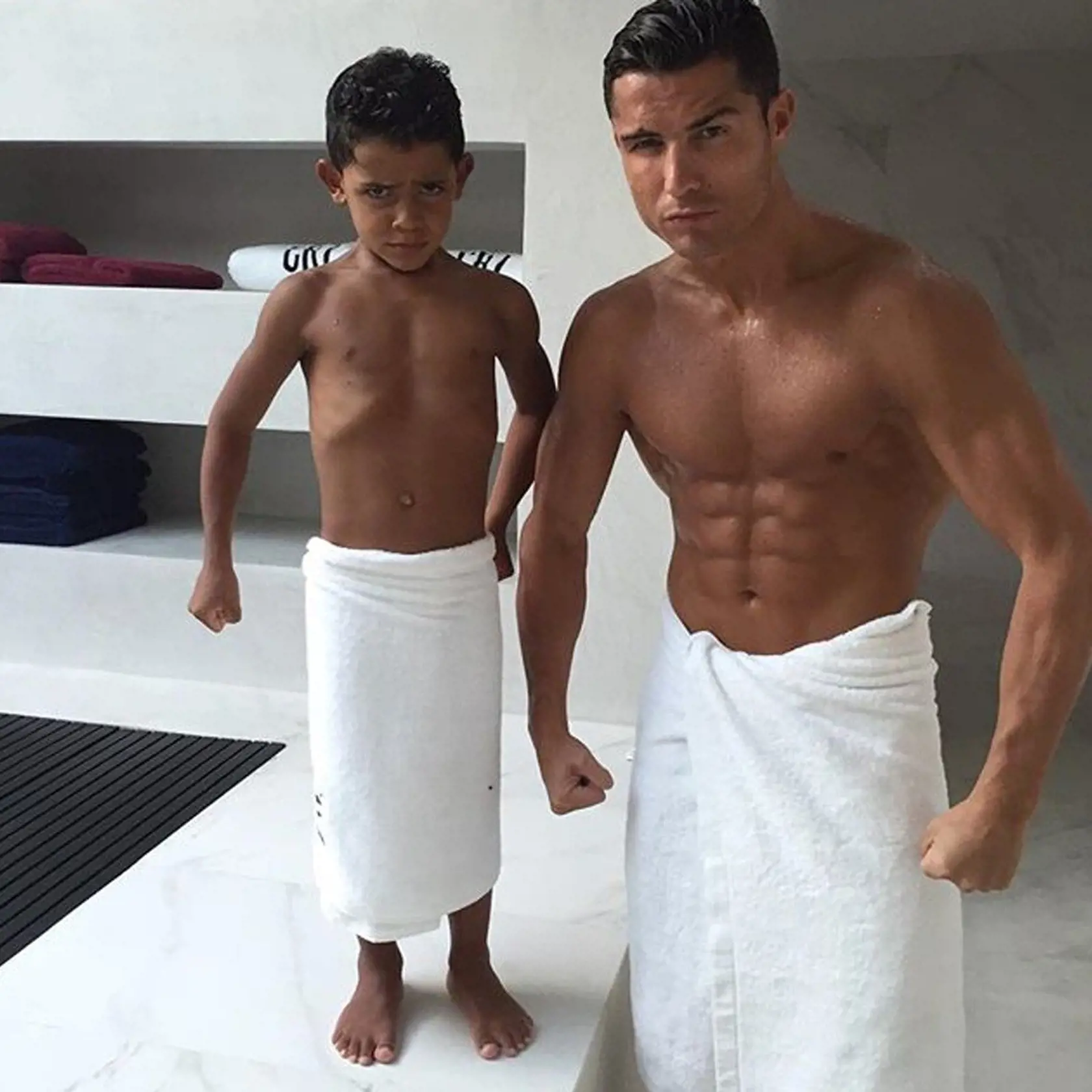Aký otec, taký syn. Christiano Ronaldo učí syna ako správne pózovať.