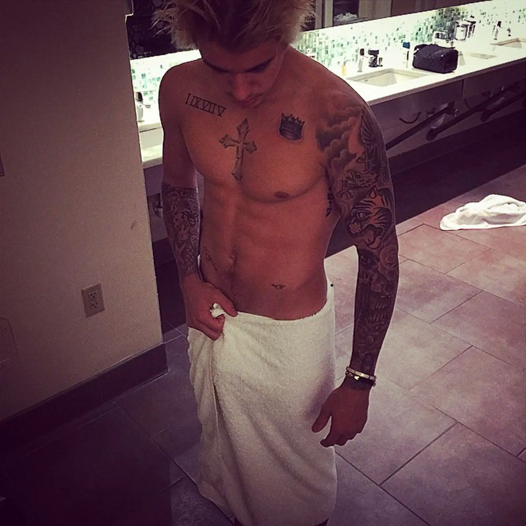 Justin Bieber sa takto pretŕča, len čo na to hovorí jeho čerstvá manželka.