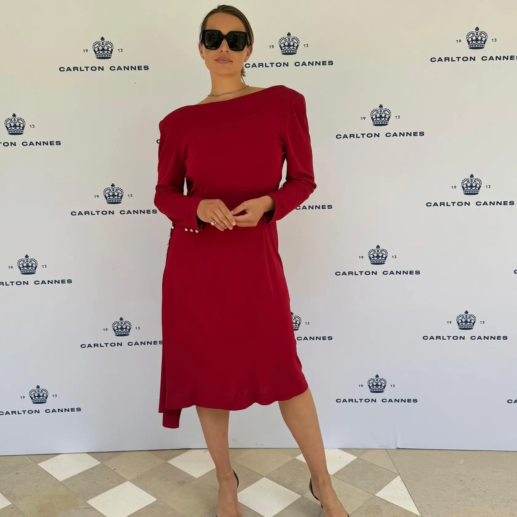 Tabaková v Cannes: Ukázala sa v šatách s odhaleným chrbtom.