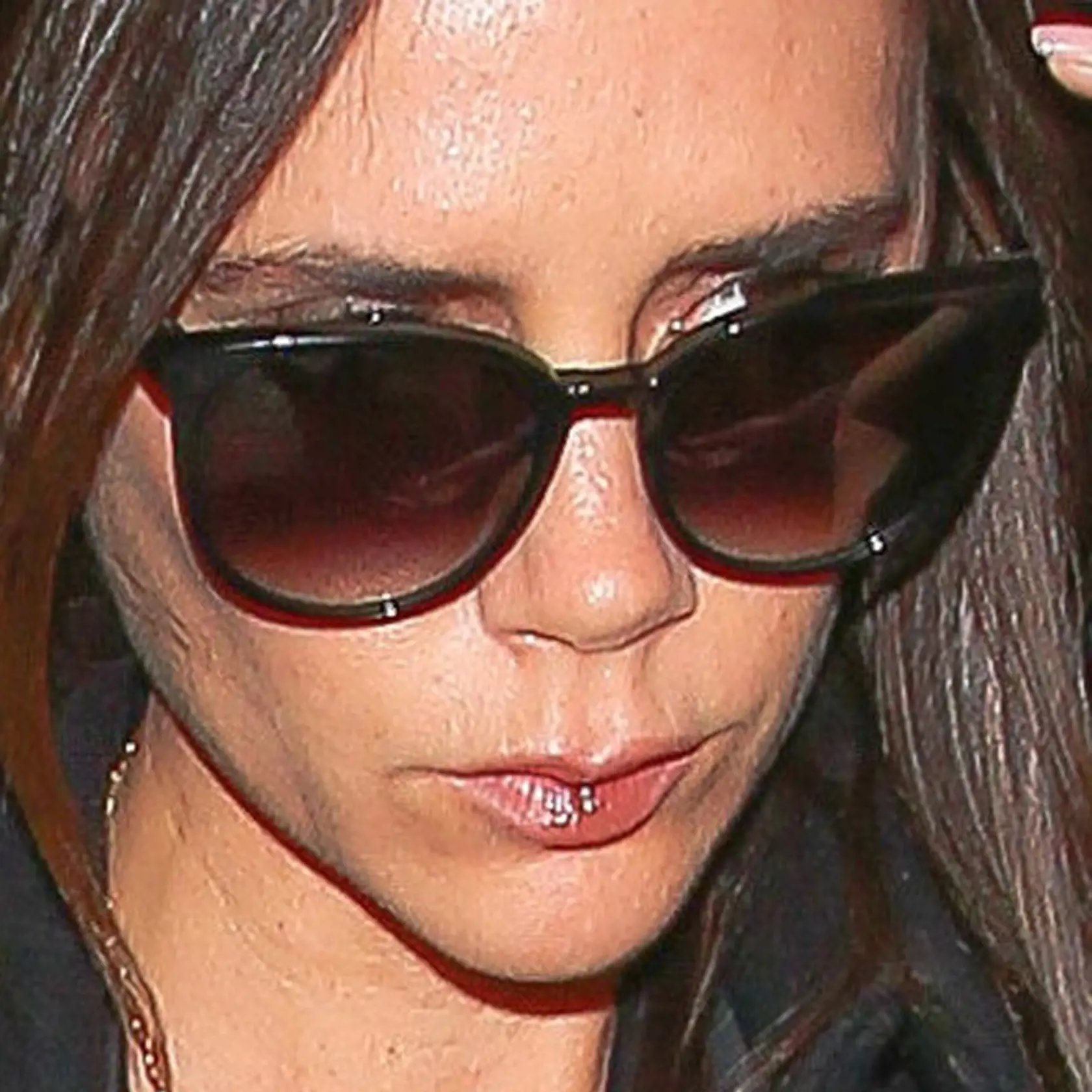 Victoria Beckham a jej nepríjemný fľak na pere.