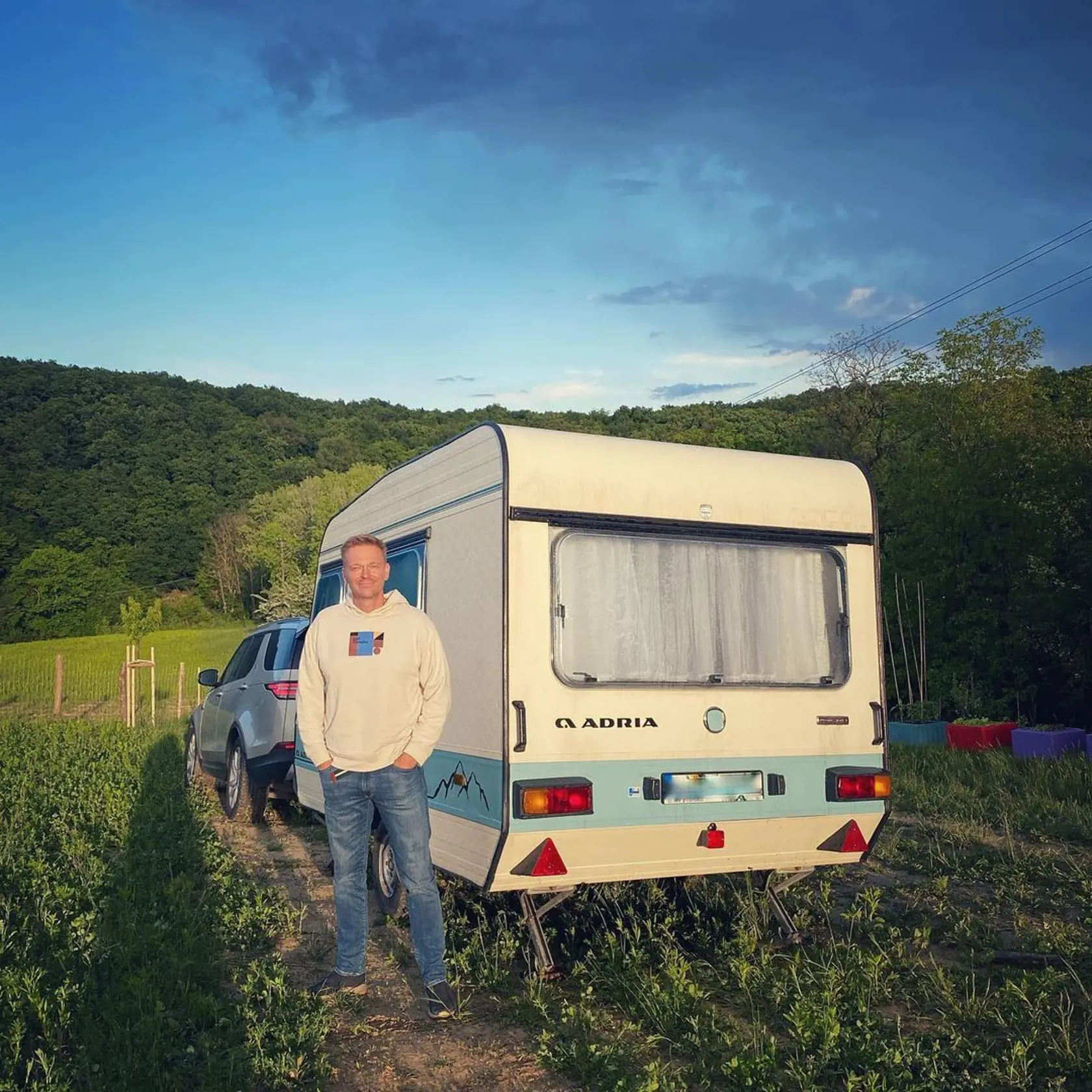Martin Nikodým si k včelínu priparkoval menší karavan.