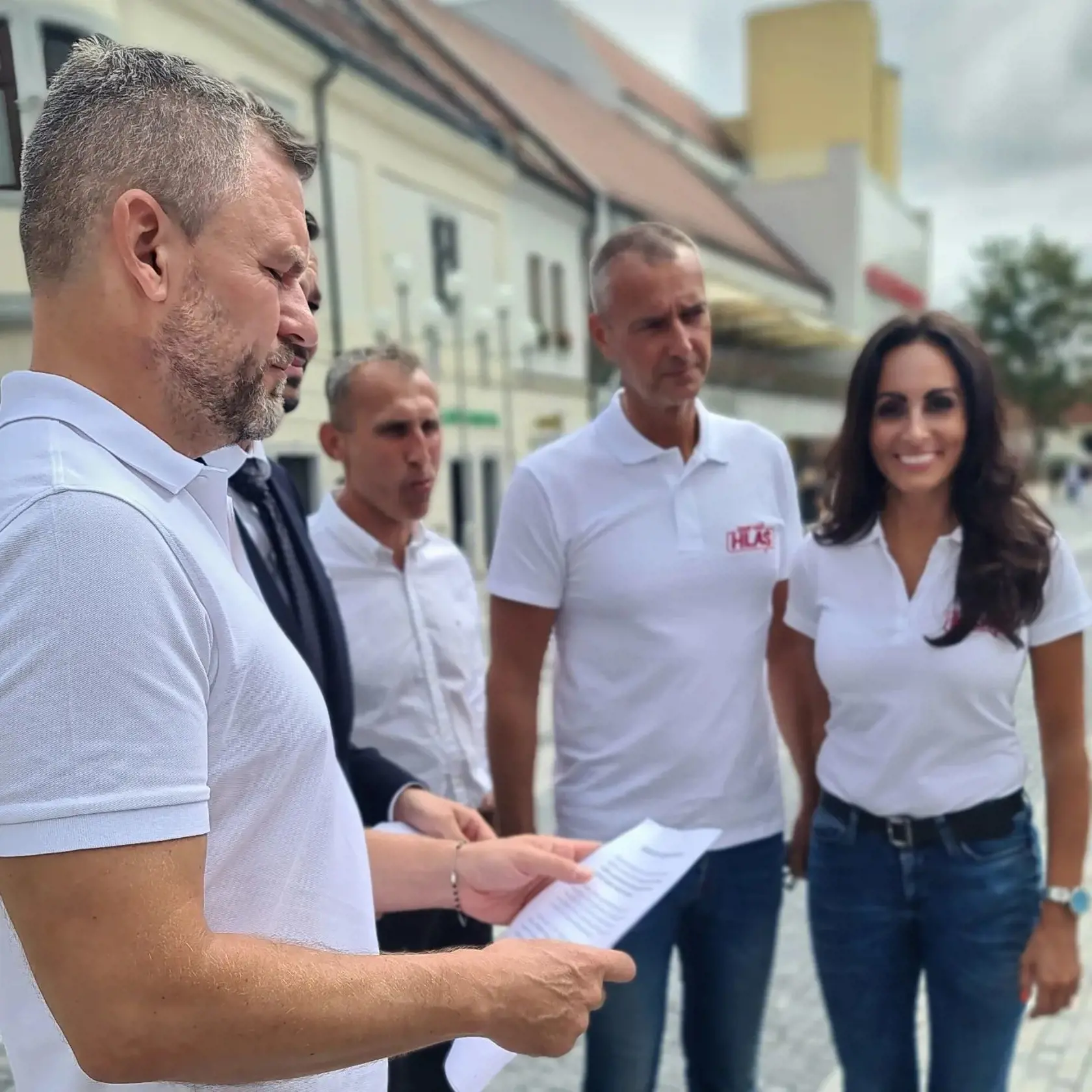 Tento záber prezradil politika. S čítaním bez okuliarov aj napriek veľkému písmu má problém. Prižmúrené oči, neprirodzene natiahnuté ruky a hlavne veľkosť textu napovedajú, že Banskobystričan by mal intenzívnejšie začať nosiť dioptrické okuliare.