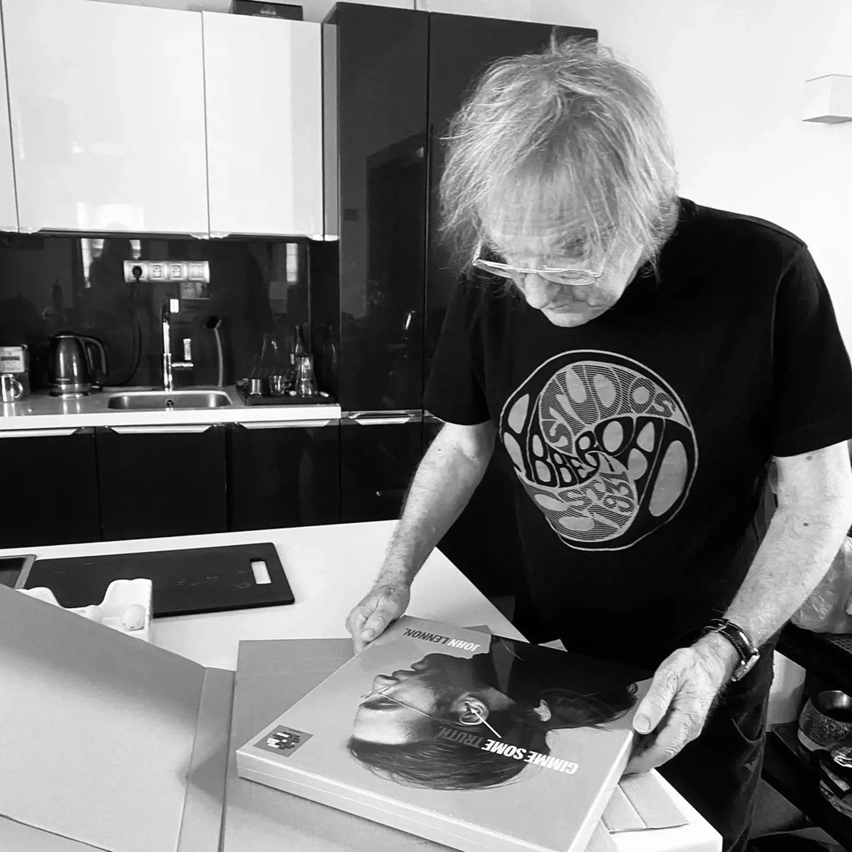 Od hudobného vydavateľstva dostal Žbirka k narodeninám album do obľúbeného speváka Johna Lennona, z čoho mal obrovskú radosť.