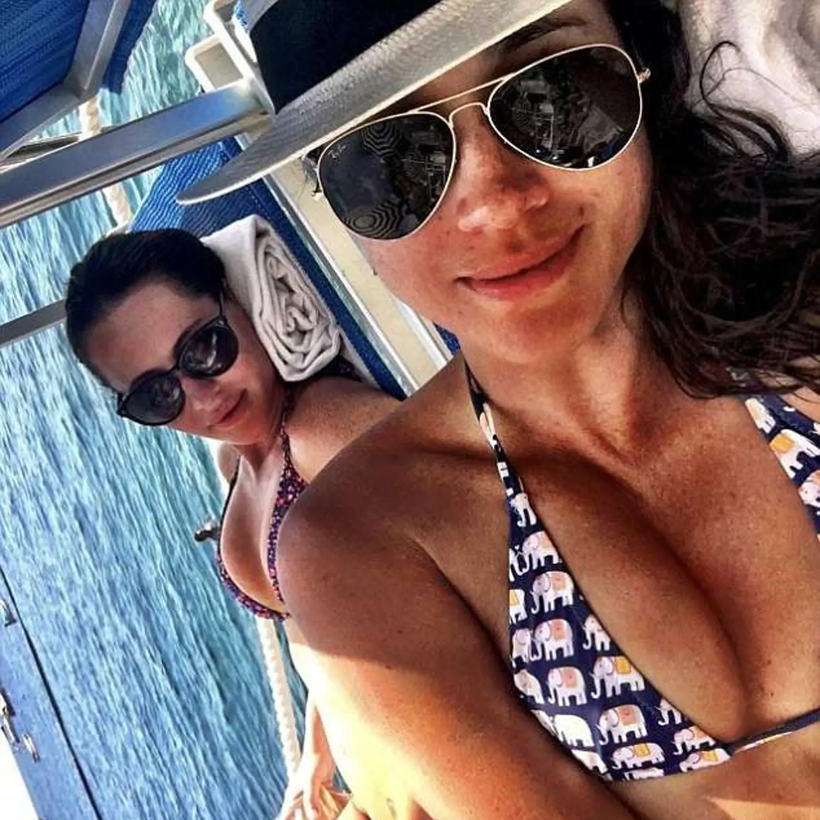 Meghan na dovolenke so svojou kamarátkou Jessicou pózujú na selfie.