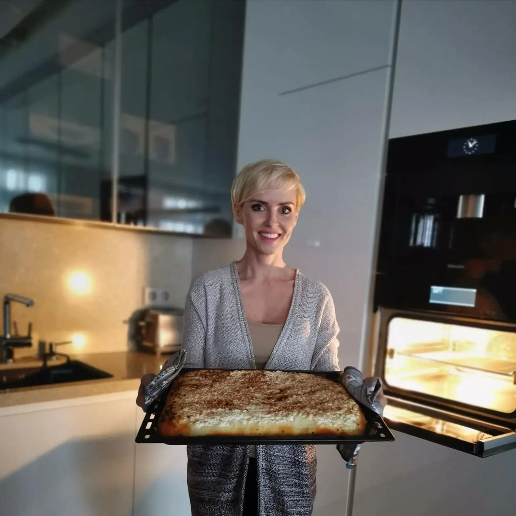 V kuchyni Kvetky Horváthovej vyniká sklenená skrinka.