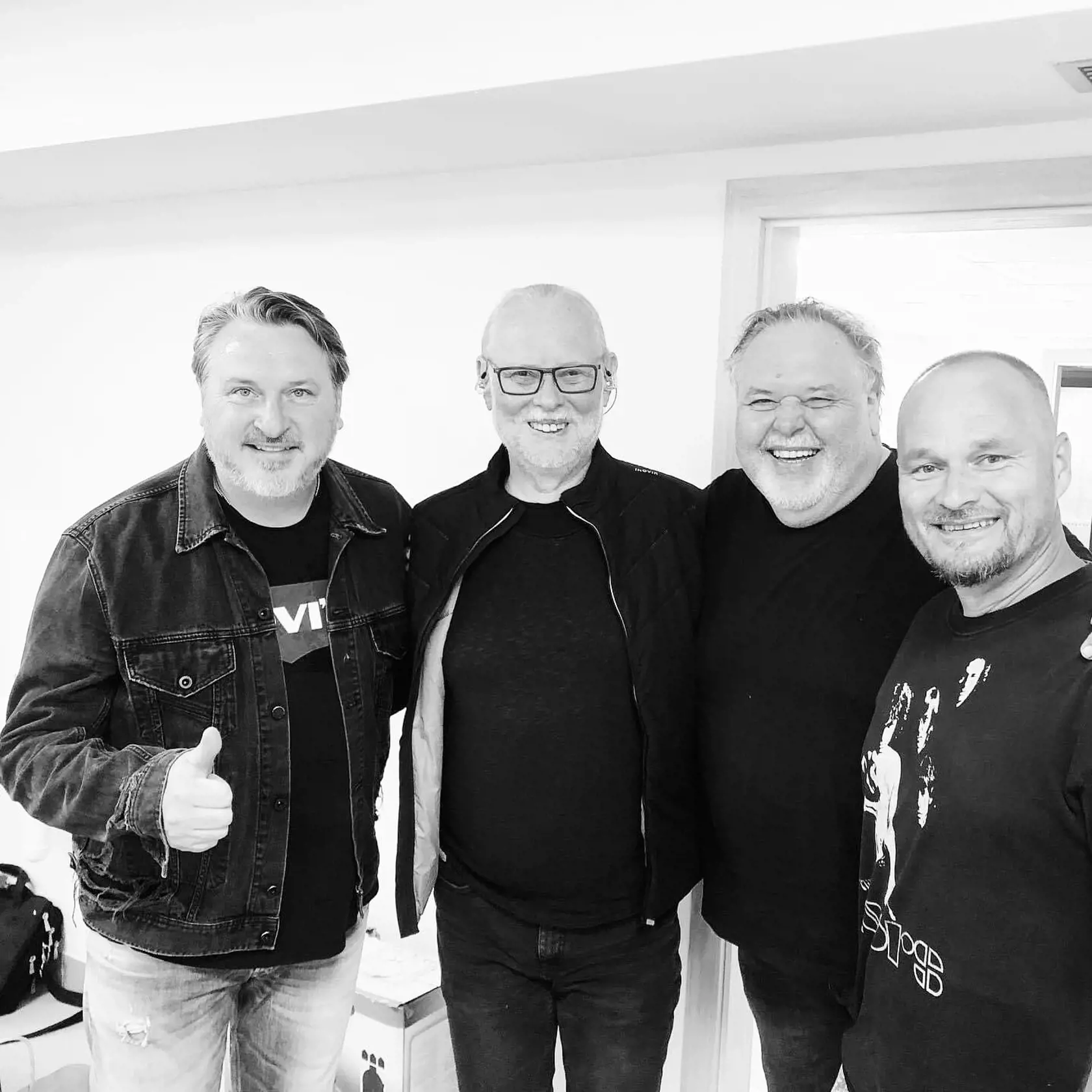 Smrť hudobnej legendy zarmútila aj členov kapely Gladiátor: "Ešte pred pár týždňami sme s tebou hrali na spoločnom koncerte. Odpočívaj v pokoji, Vašo."