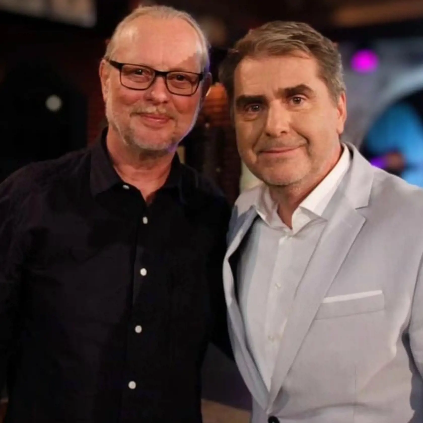 Herec a moderátor Peter Marcin: "Nemôžem tomu uveriť. Vašo, bolo mi cťou ťa mať za kamaráta a ďakujem za všetky spoločné vystúpenia aj skvelé pesničky, ktoré si vytvoril, tie tu ostanú navždy. Odpočívaj v pokoji!"