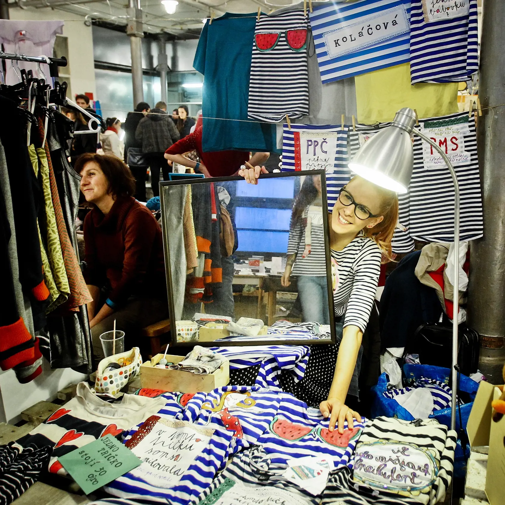 Na snimke herecka Kristina Farkasova predava vlastnorucne vyrabane tricka pocas Urban Market 2012 (winter edition) v bratislavskej Cvernovke.