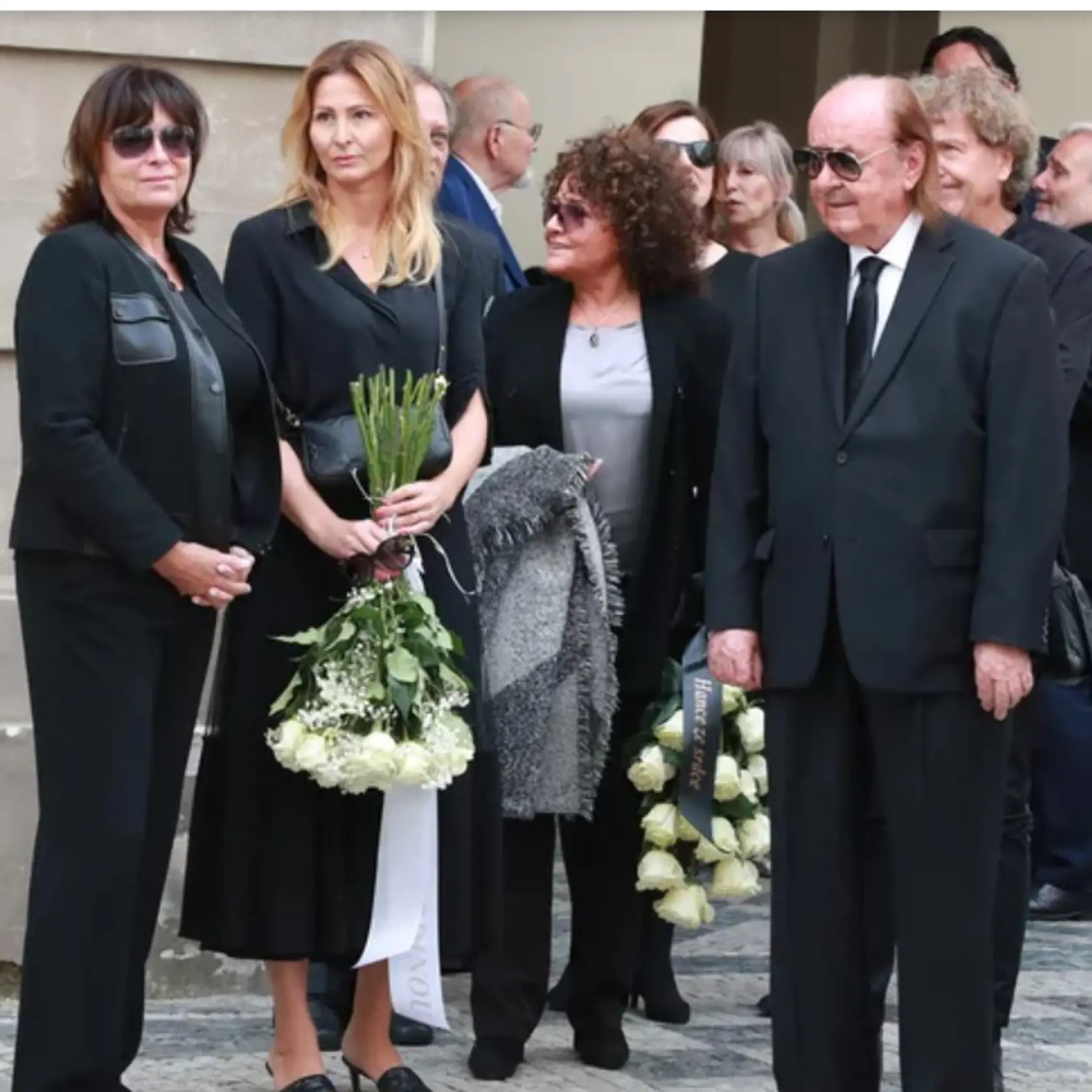 Ivana Gottová, ktorá o Zagorovej nedokázala hovoriť, Jitka Zelenková a František Janeček. Ten spomenul, že so Zagorovou sa nedávno stretli v reštaurácii na Vyšehrade a vyzerala v pohode.