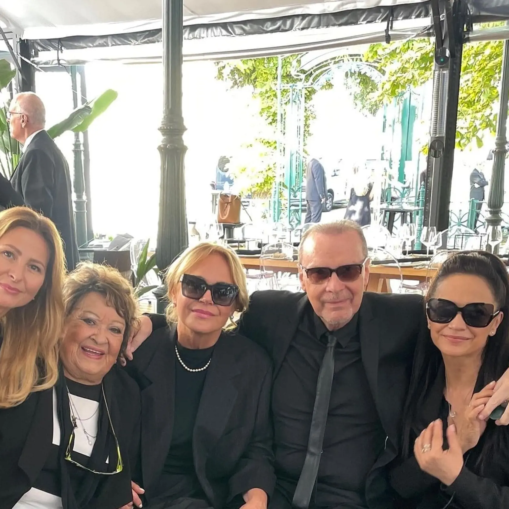 Utešovali ho jej kamarátky. Na snímke zľava manželka po nebohom Karlovi Gottovi Ivana Gottová, herecká legenda Jiřina Bohdalová, vdova po prezidentovi Václavovi Havlovi Dagmar Veškrnová, smútiaci vdovec po Hane Zagorovej Štefan Margita a speváčka Lucie Bílá.