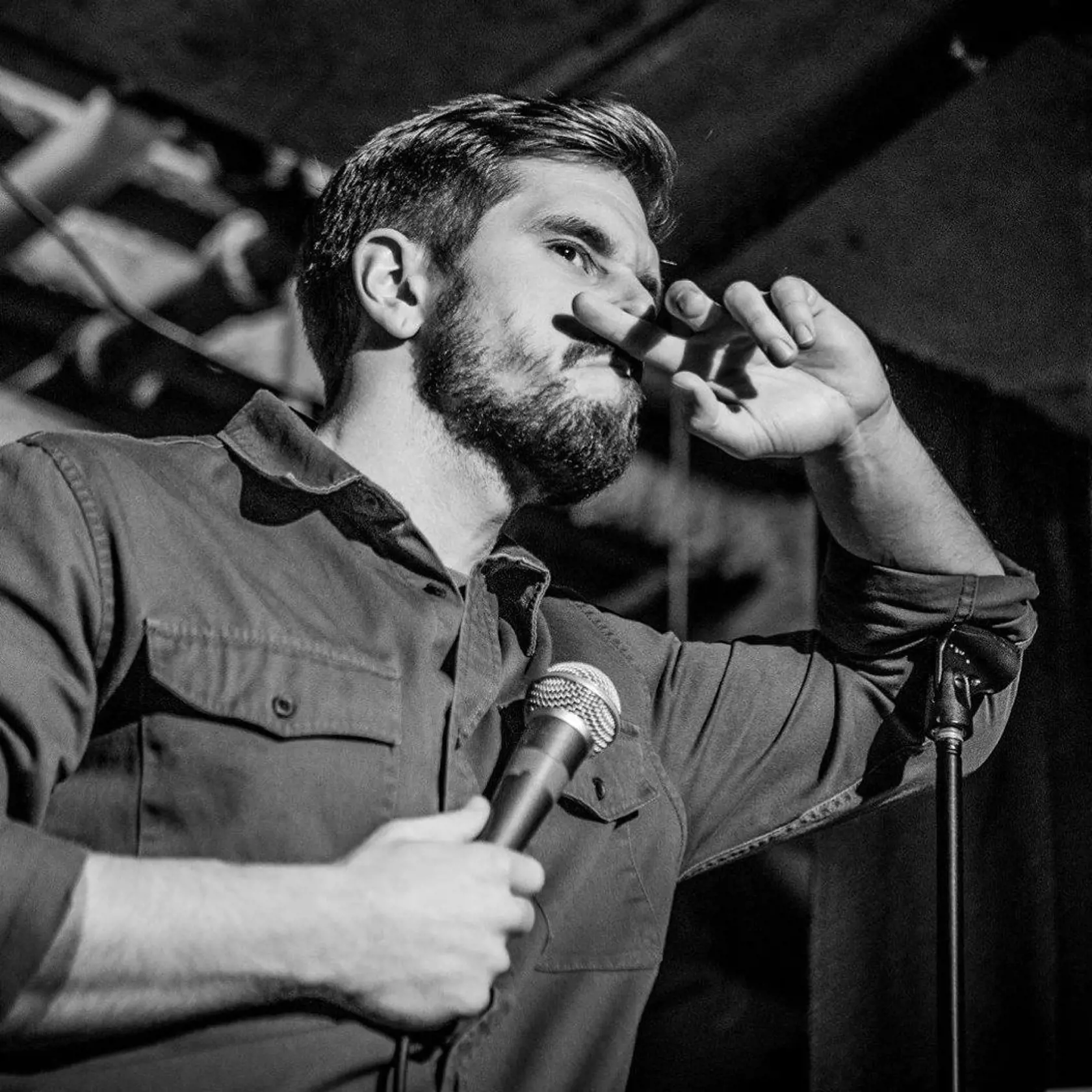 Jakub Ťapák, stand up komik s poriadne podrezaným jazykom, je synom sochára Jána Ťapáka, synovcom herca a riaditeľa RTVS Mareka Ťakáka a vnukom režiséra a herca Martina Ťapáka.  