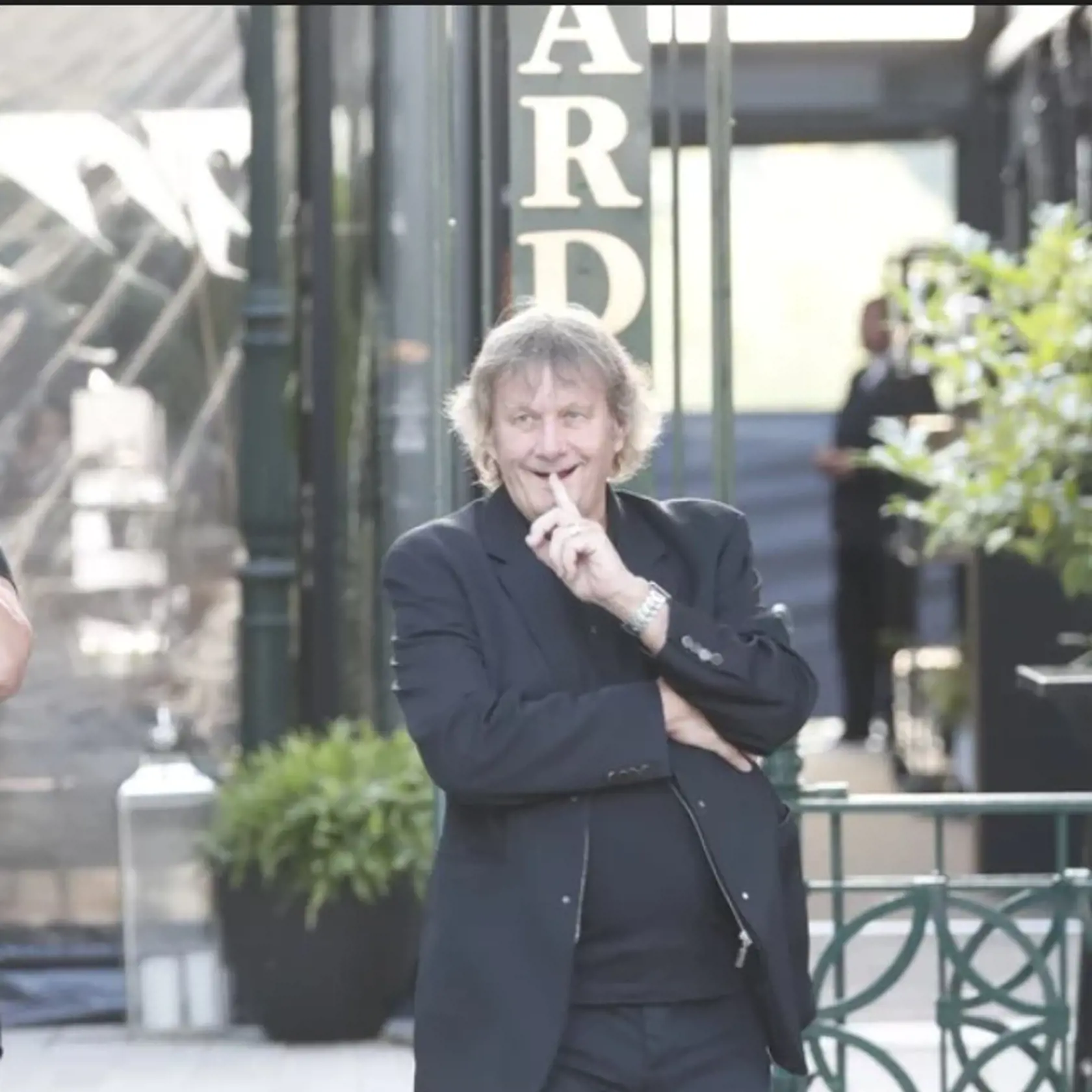 Nad čím premýšľa Standa Hložek? Možno aj na úspešné roky, ktoré prežil na javisku vďaka Hane Zagorovej.