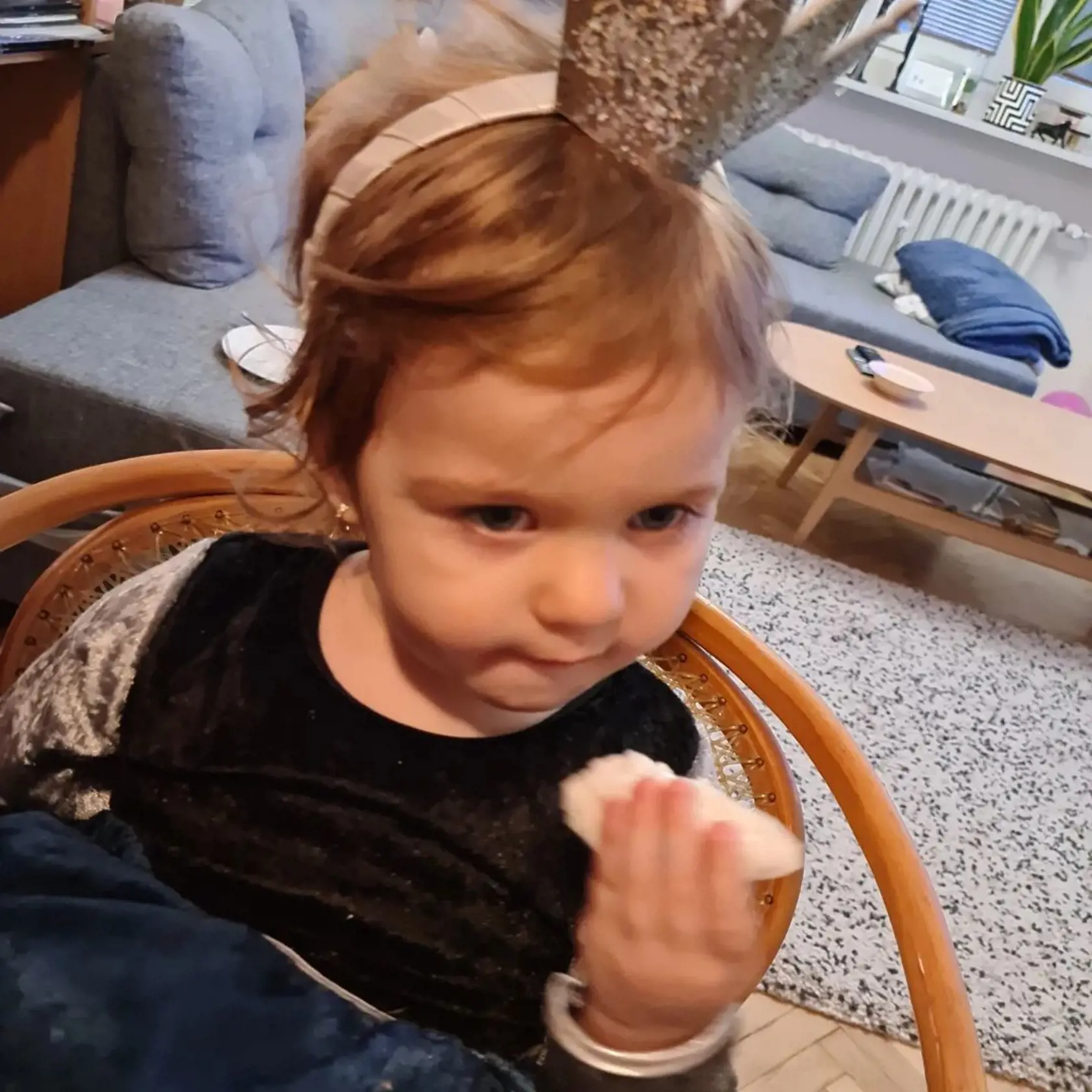 V hercovom reálnom bývaní dominuje v obývačke sivá sedačka.