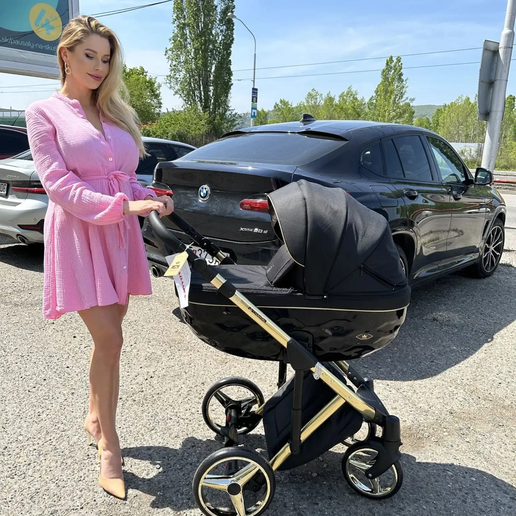 Eva sa pochválila luxusným kočíkom.