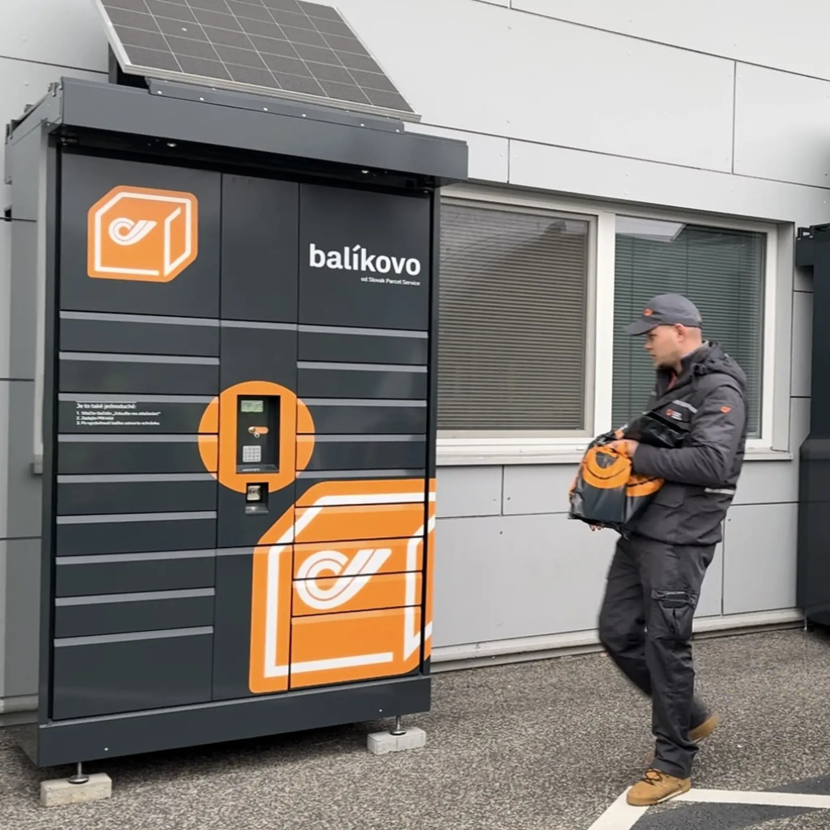 Výhodou výdajných boxov je, že príjemcovia nemusia čakať na kuriéra a časovo sa mu prispôsobovať. Zásielku si vyzdvihnú vtedy, keď im to najviac vyhovuje. „Pri Balíkovo boxoch je viac ako 98-percentná pravdepodobnosť doručenia hneď na druhý deň. Zákazník si balík následne vyzdvihne jednoducho, na prebratie mu stačí iba SMS kód,“ hovorí Ján Ťurek.