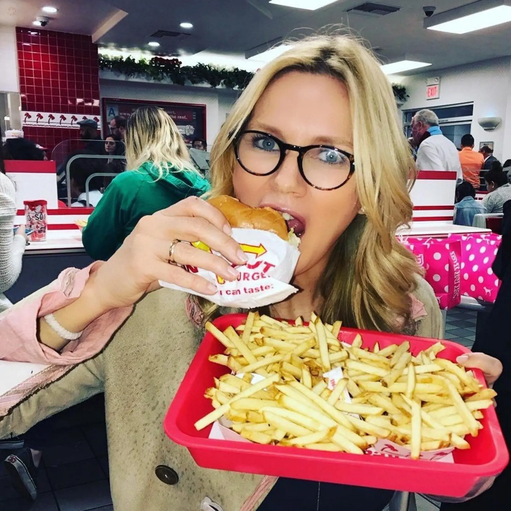 Veronica Ferres: Also ich muss zugeben, ich esse eigentlich kaum und nur sehr sehr selten Fast Food..aber heute hat mich meine Tochter Ã¼berredet und so nen Burger ist schon verdammt gut muss ich zugeben hihi welcher ist Euer Lieblingsburger? #burger #foodlover #saturday #cheatmeal #familytime #qualitytime #potd, Image: 328525924, License: Rights-managed, Restrictions: , Model Release: no, Credit line: Profimedia, Face To Face A