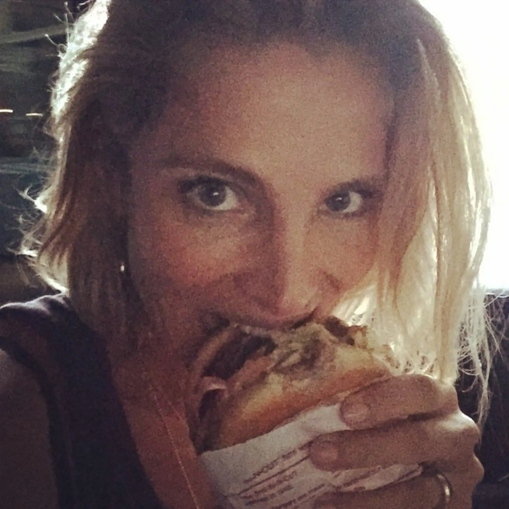 Ach, ab und zu mal eine kleine Suende schadet doch nicht - denkt sich Model Elsa Pataky. Ob sie den Burger wirklich gegessen hat? Model sind da ja sehr eigen. // From time to time it's not bad to enjoy a sin -thinks model Elsa Pataky. If she really ate the burger? Models are a little bit special with this kind of stuff., Image: 217354254, License: Rights-managed, Restrictions: , Model Release: no, Credit line: Profimedia, Face To Face A