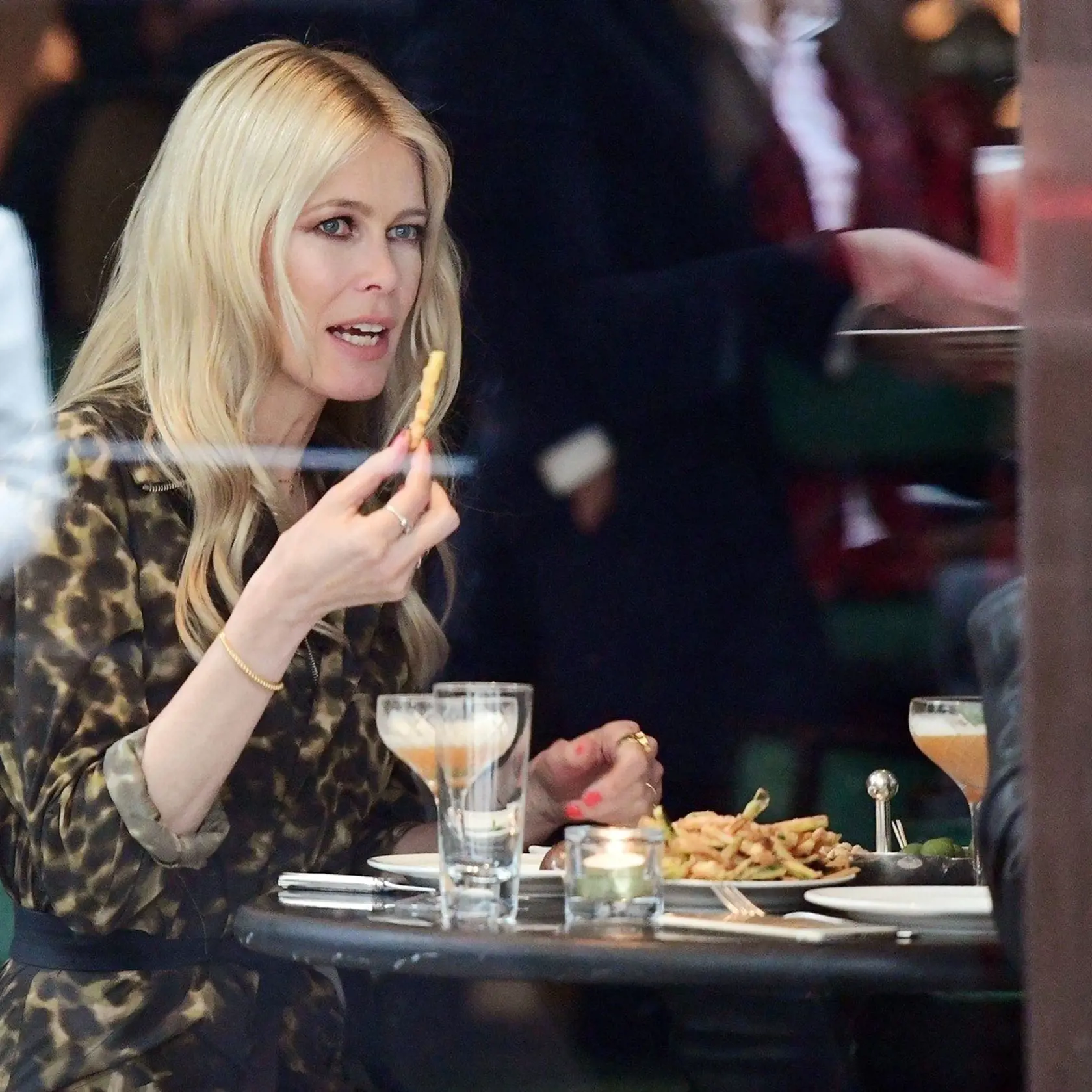 BGUK_1223278 - ** RIGHTS: WORLDWIDE EXCEPT IN ITALY ** London, UNITED KINGDOM  - *EXCLUSIVE*  - WEB MUST CALL FOR PRICING-  German supermodel Claudia Schiffer is spotted having a quick bite with a friend . The statuesque model was seen having an animated conversation with friend while also munching on some Zucchini fries and sipping on some passion fruit Martini's as they sat in the window of trendy Cecconi's restaurant in Mayfair.    Pictured: Claudia Schiffer        *UK Clients - Pictures Cont