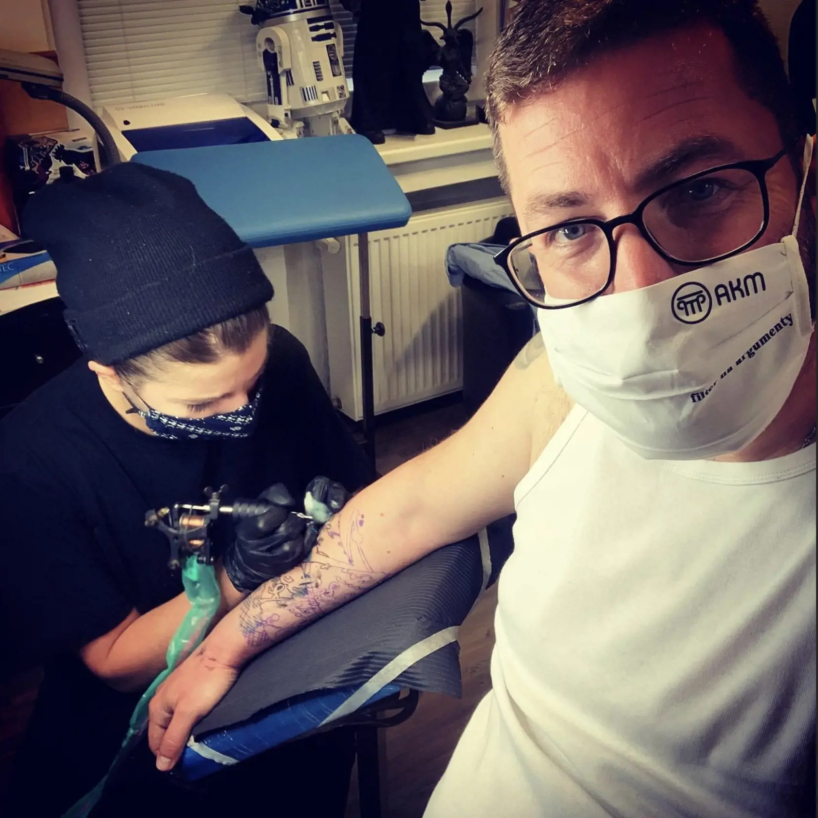 PRIBUDLO ĎALŠIE Exposlanec Martin Poliačik si dal urobiť ďalšie dielo na ruku.