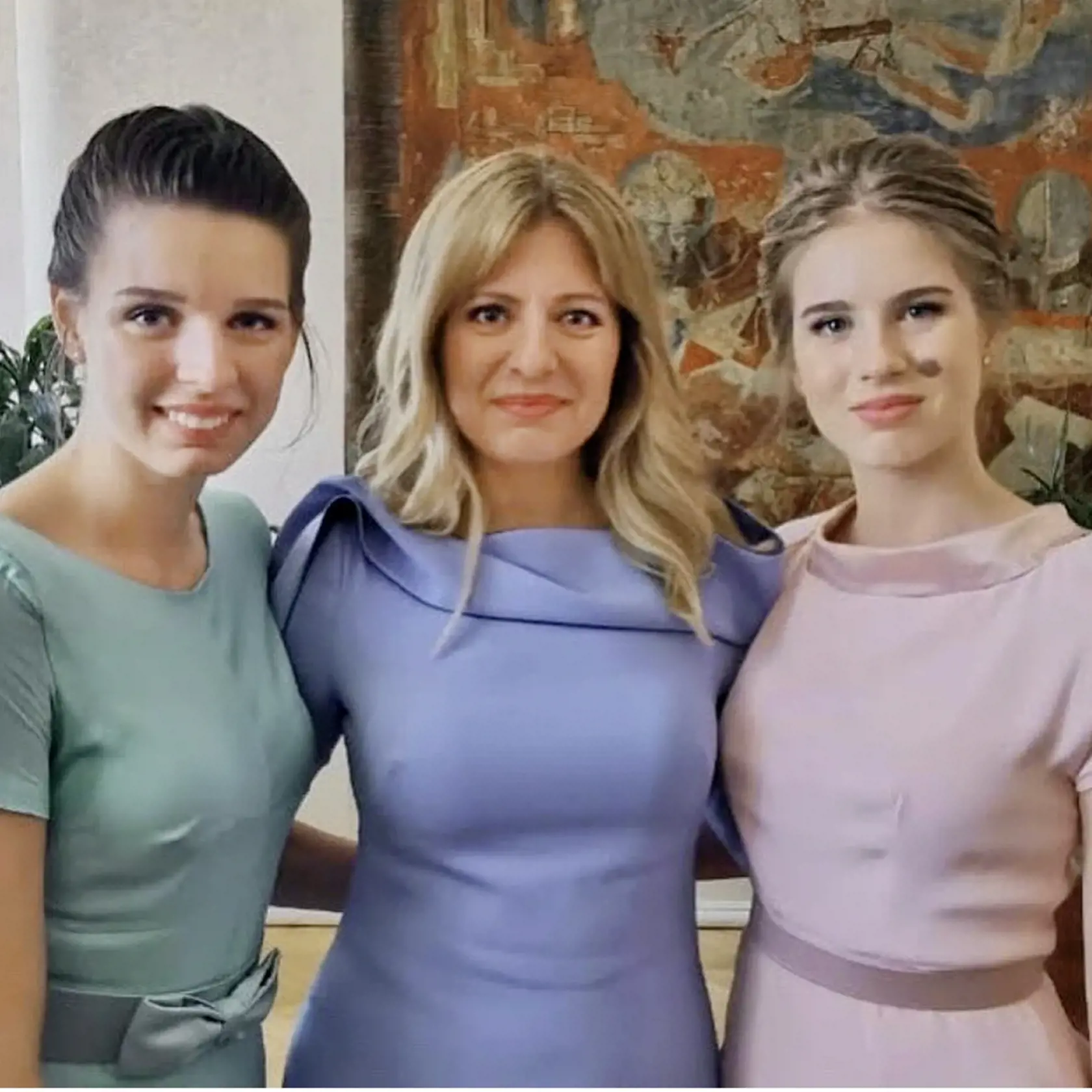 ZUZANA ČAPUTOVÁ so staršou dcérou LEOU a s EMMOU.