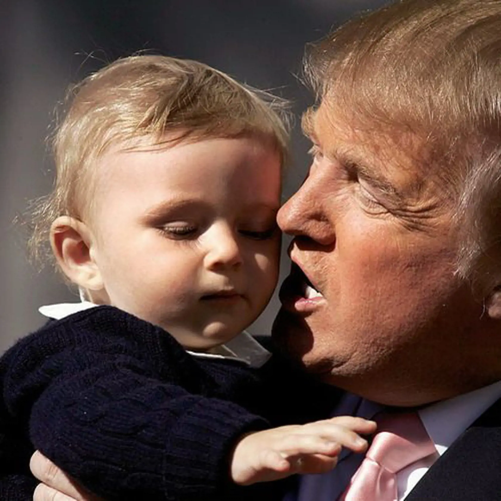Barron ako bábätko s otcom Donaldom Trumpom.