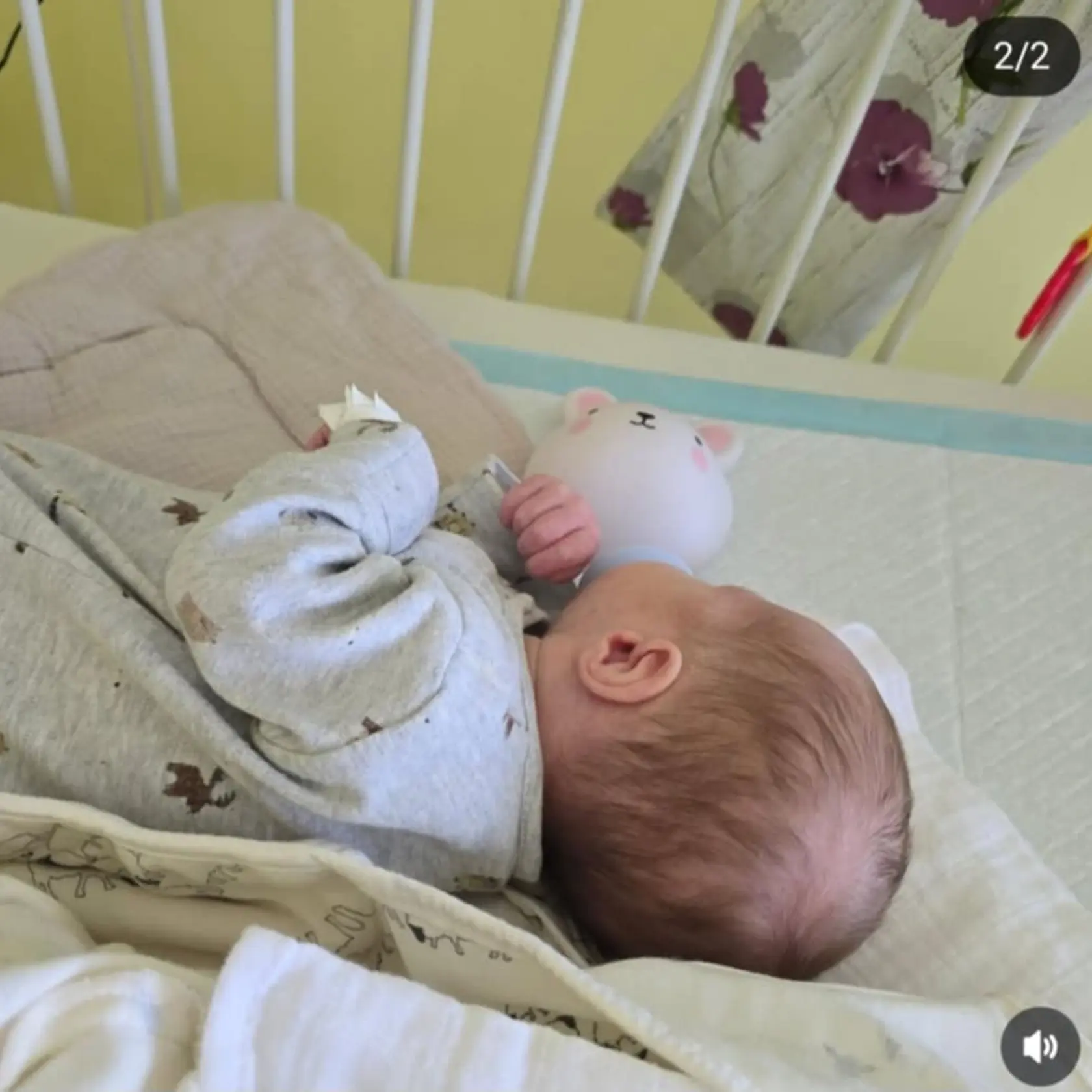 Lela Vémola skončila so synom v nemocnici. Malému bojovníkovi držíme prsty.