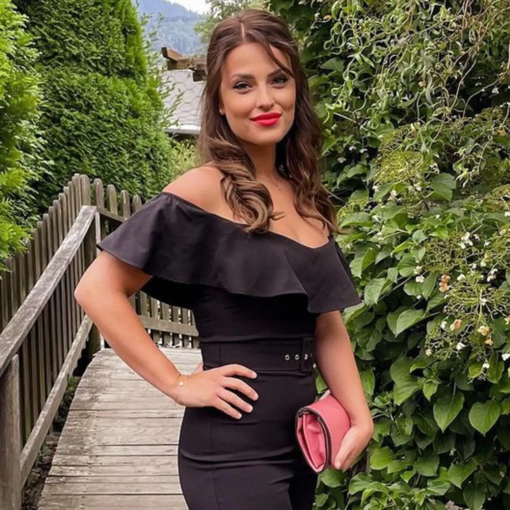 Martina Zábranská zvolila na svadbu čierny nohavicový overal, v ktorom vynikla jej štíhla postavička..