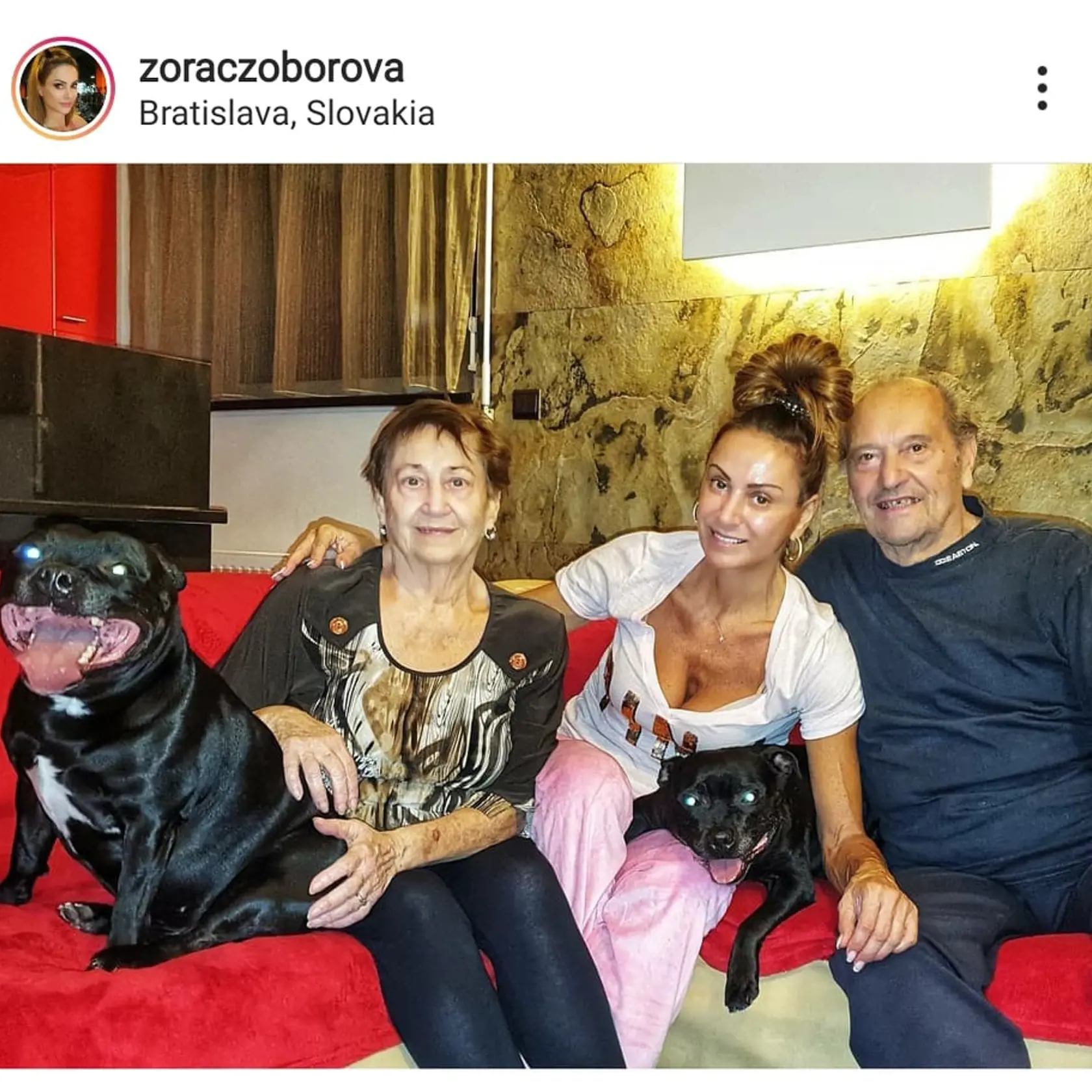 Zora tú červenú farbu jednoducho miluje.