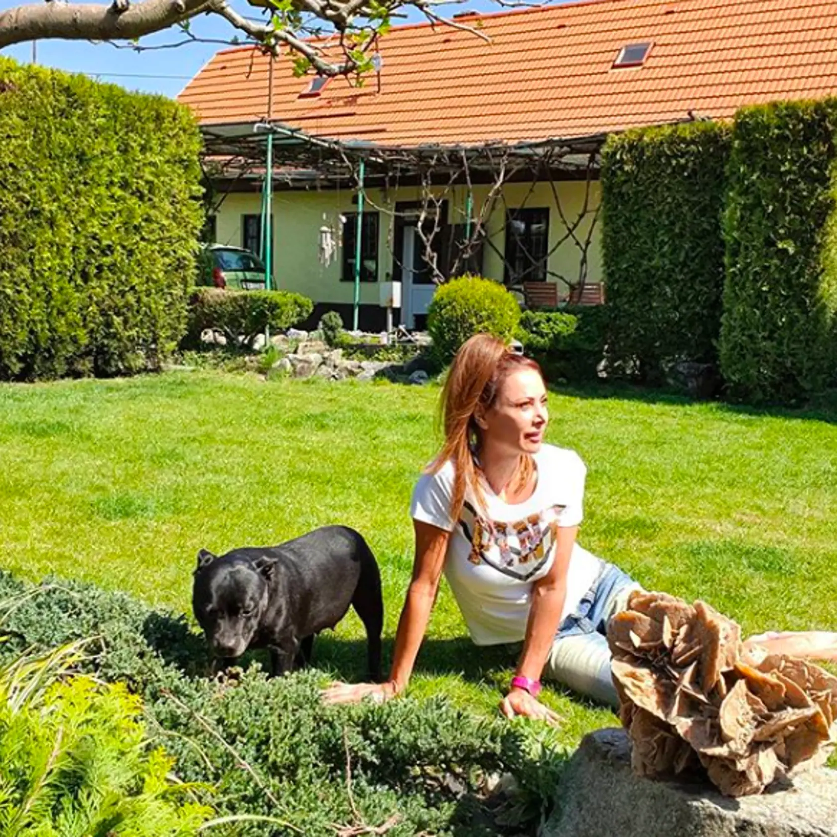 Známa slovenská fitneska Zora Czoborová si užíva chvíle pokoja vo svojej krásnej záhrade.