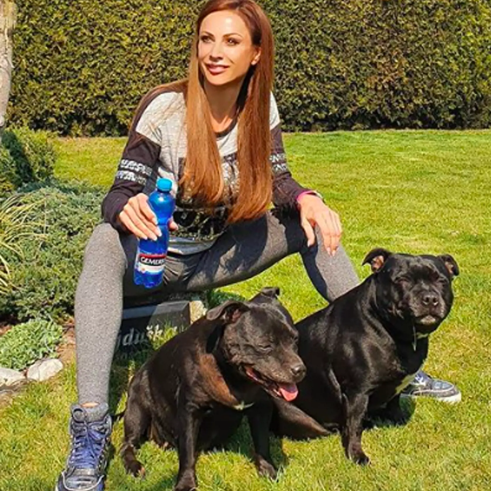 Známa slovenská fitneska Zora Czoborová si užíva chvíle pokoja vo svojej krásnej záhrade.