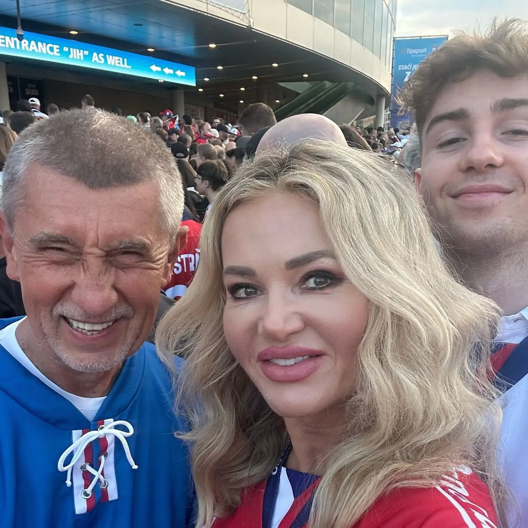 Andrej Babiš s manželkou Monikou a synom Frederikom na hokejovom zápase Česko-Fínsko, ktorý sa konal 10. mája 2024.