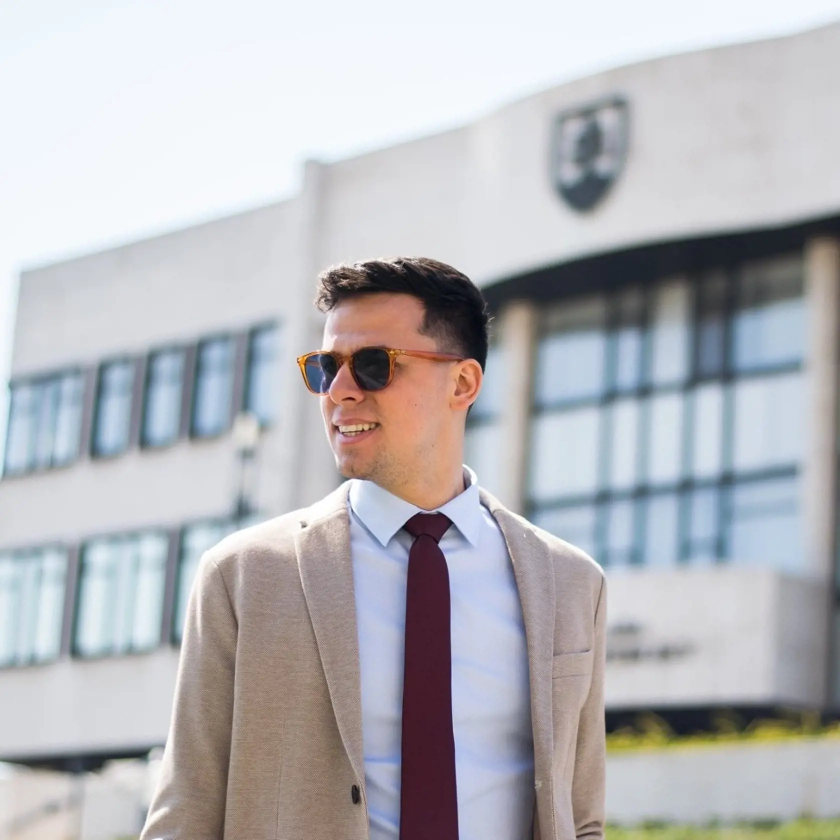 Kristián Čekovský, Poprad: V hnutí sa snažíme vyhovieť požiadavkám koaličných partnerov. Tie sa ale neustále menia. Najprv podal demisiu minister zdravotníctva, teraz je na stole ponuka na odchod Igora Matoviča z pozície premiéra. Je to reakcia na požiadavky koaličných kolegov s tým, že ak si za nimi stoja, môže dôjsť k zmene na jednotlivých postoch a upokojí sa tak súčasná politická situácia.
