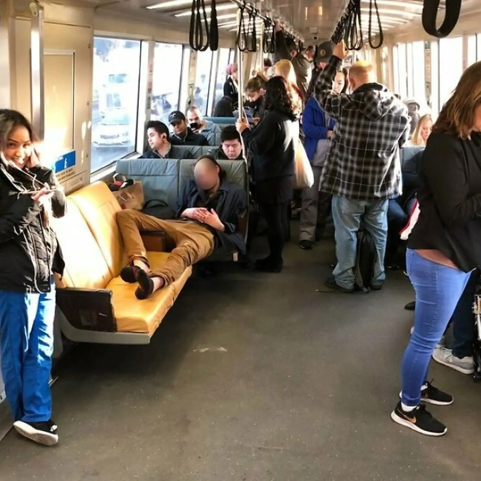 Pánovi na snímke nestačili ani 2 sedadlá v preplnenom autobuse. Obsadil rovno štyri!